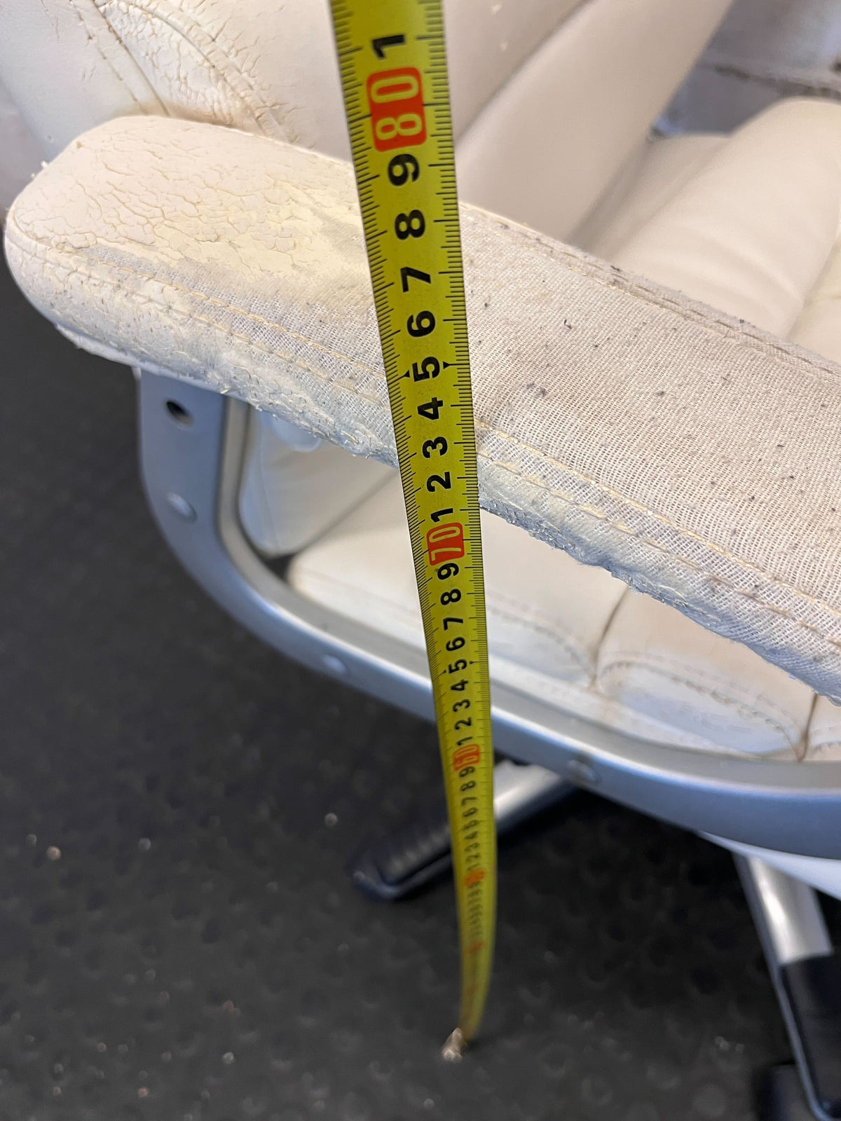 Pre-Loved white Executive High-Back Office Chair with Ribbed Design - 2ndhandwarehouse.com