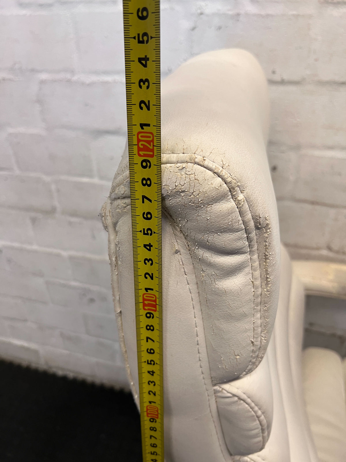 Pre-Loved white Executive High-Back Office Chair with Ribbed Design - 2ndhandwarehouse.com