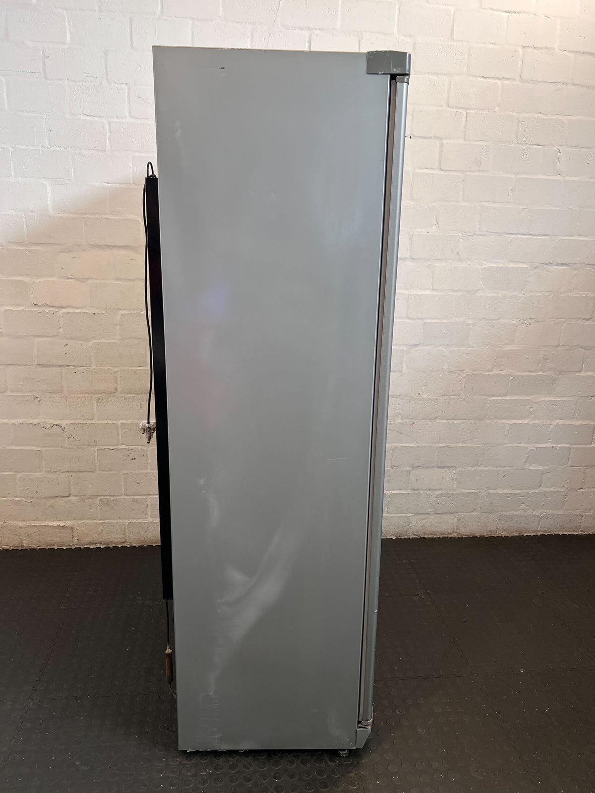 Sleek Silver Double Door Fridge Freezer - Faulty Freezer. Some rusting on the bottom