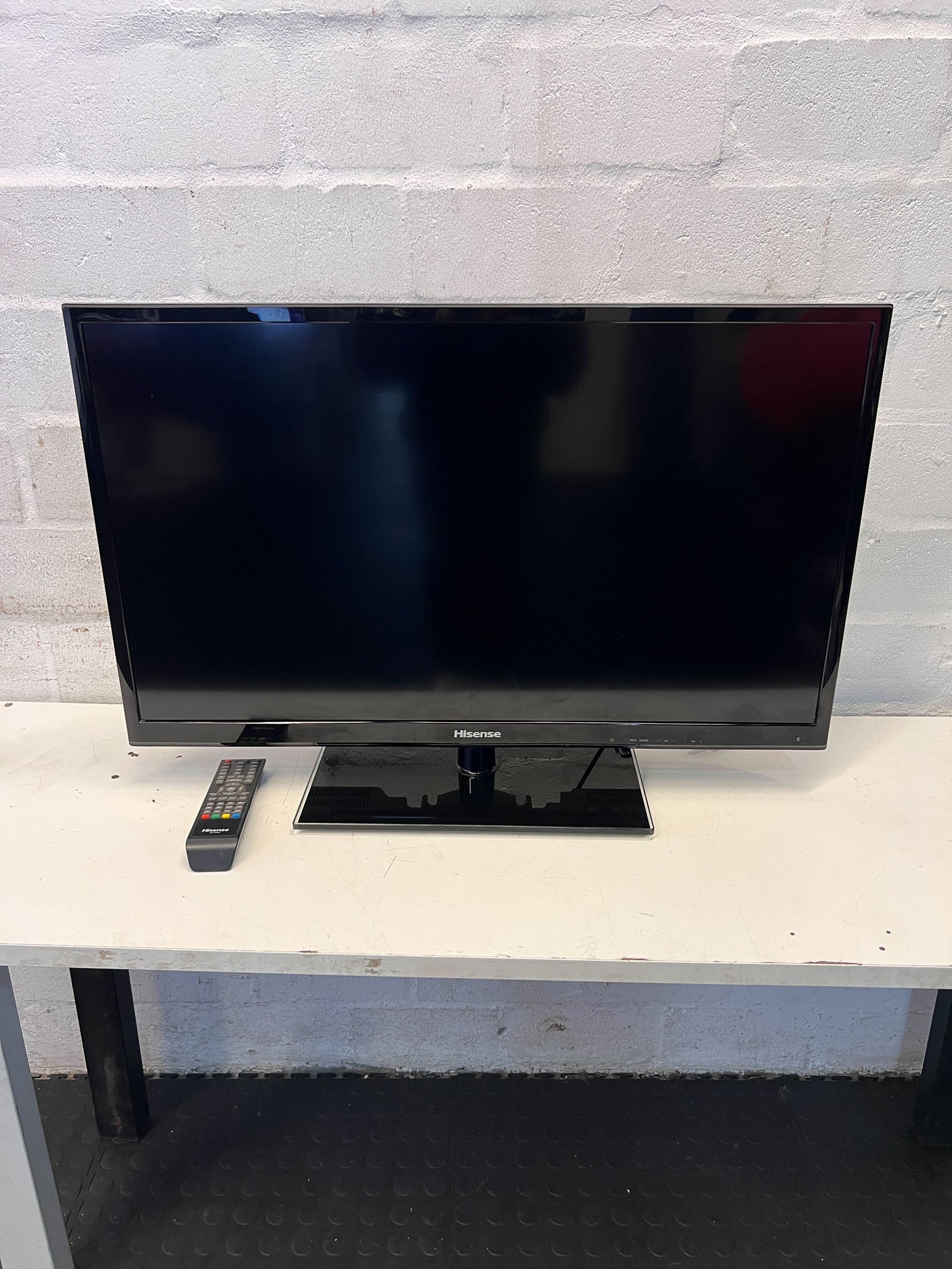 Hisense 32-Inch HD LED TV with Remote – Slight Surface Scratches