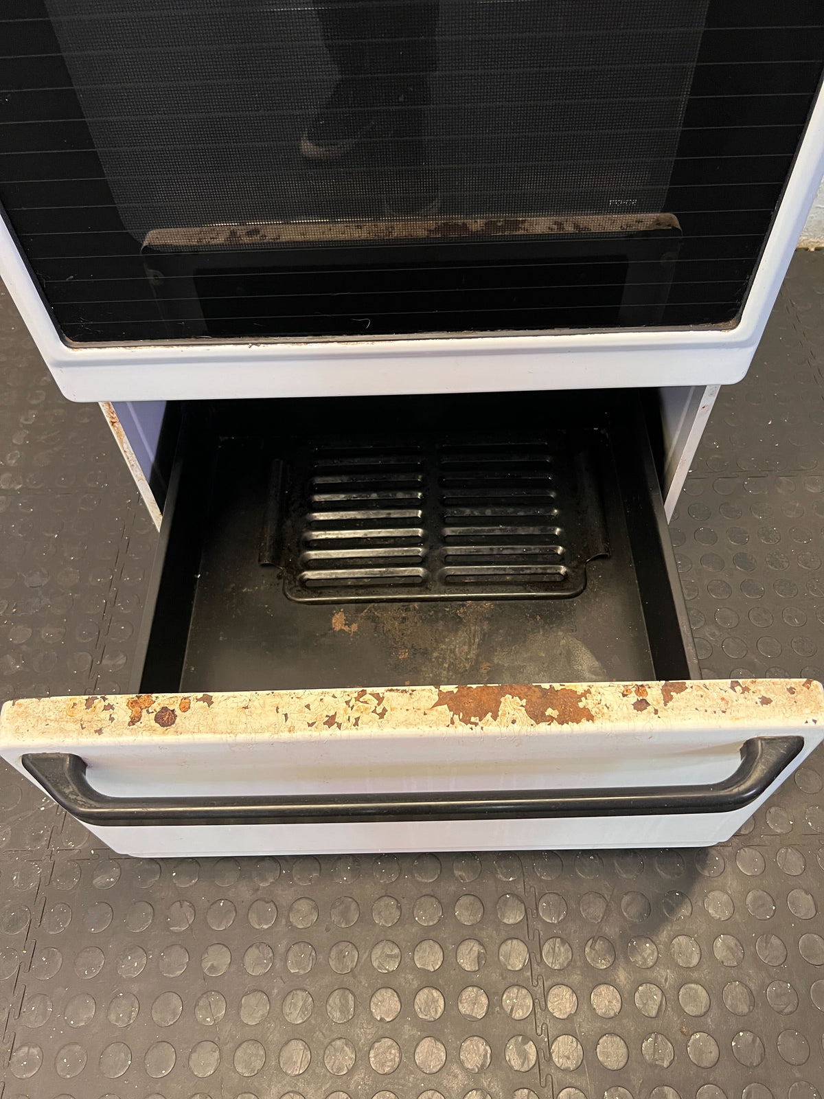 Defy Classic White Electric Stove with Oven - Some rusting on plates