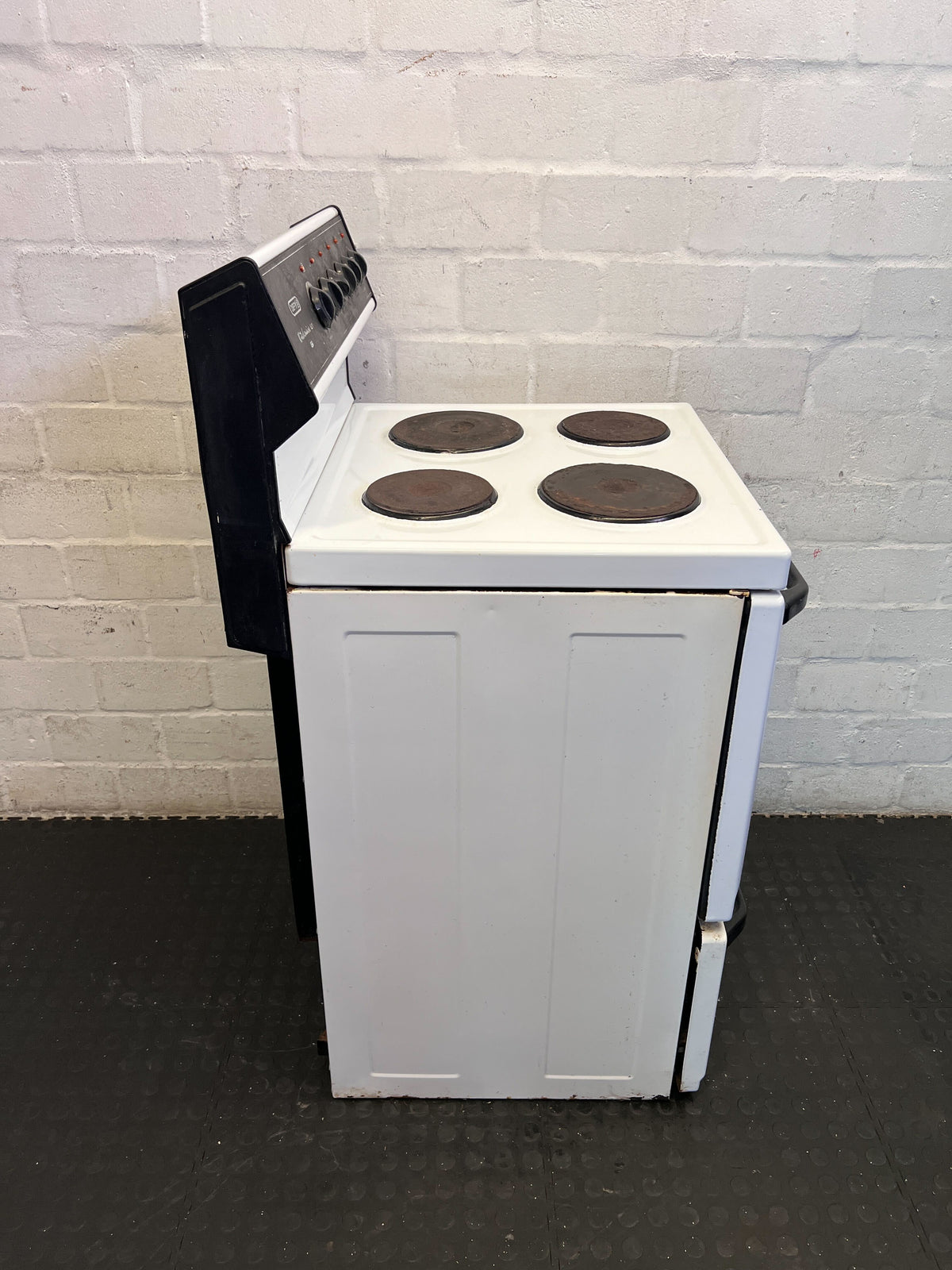 Defy Classic White Electric Stove with Oven - Some rusting on plates