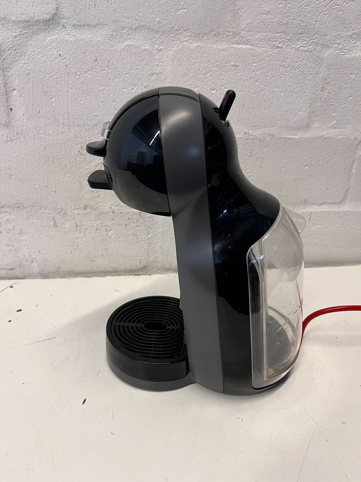 De'Longhi Nescafé Dolce Gusto Coffee Machine - Sleek Black Design