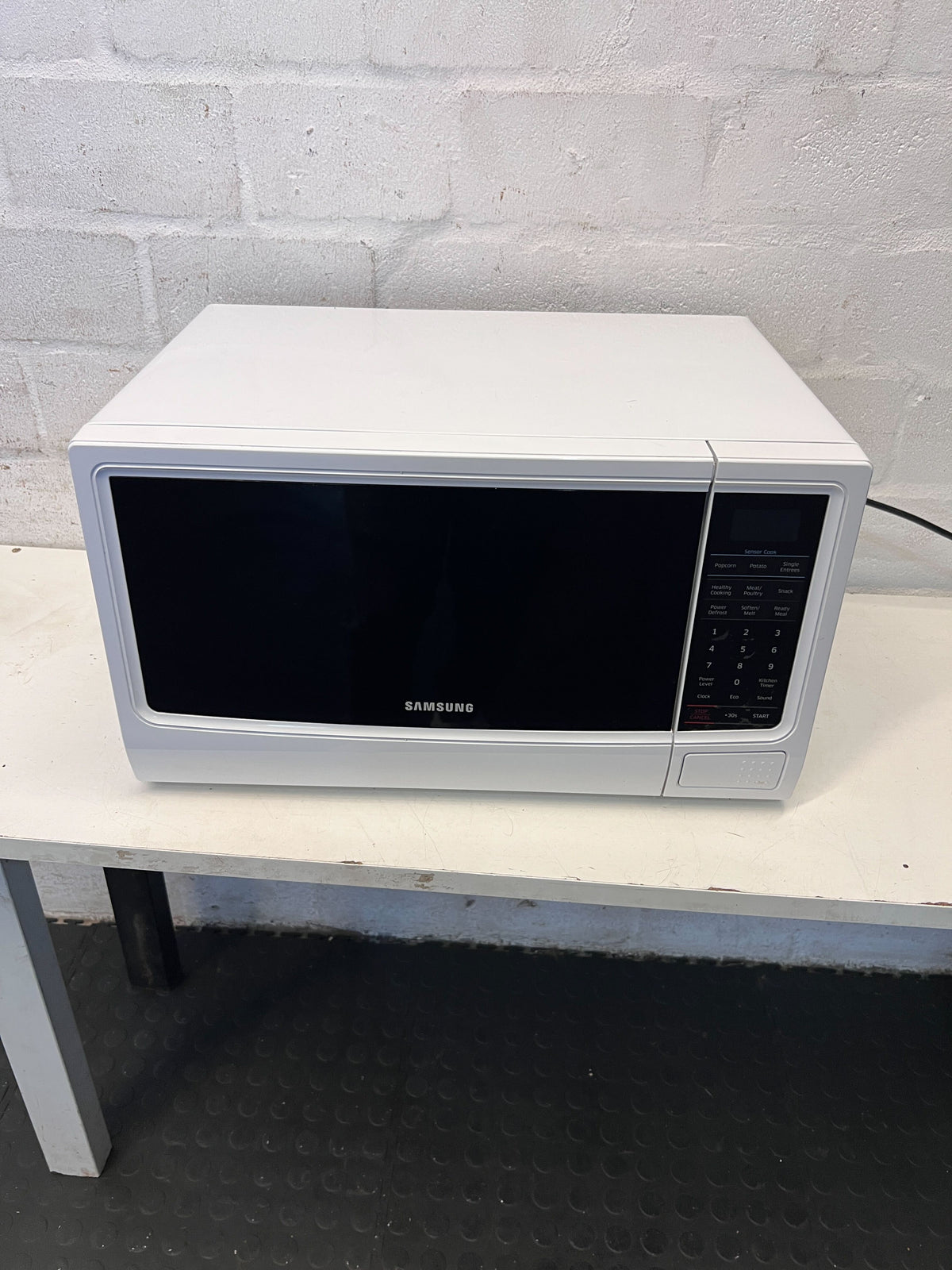 Samsung White Microwave Oven with Minor Scratches - REDUCED