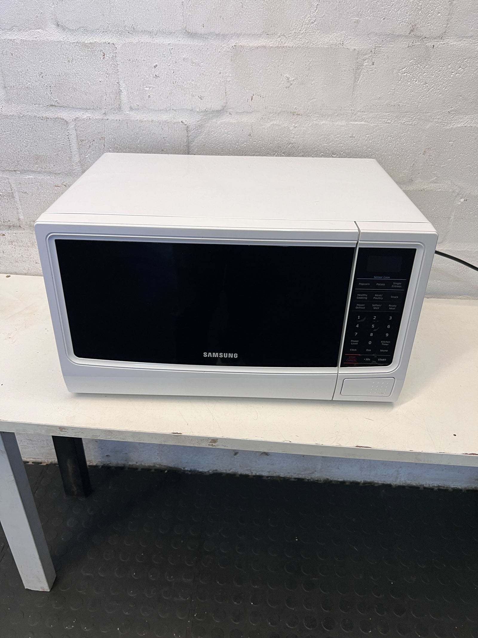 Samsung White Microwave Oven with Minor Scratches - REDUCED