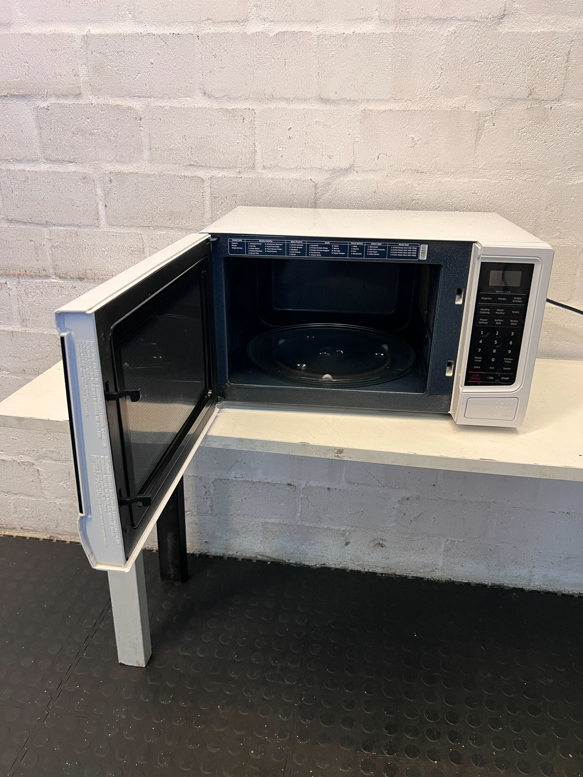 Samsung White Microwave Oven with Minor Scratches - REDUCED