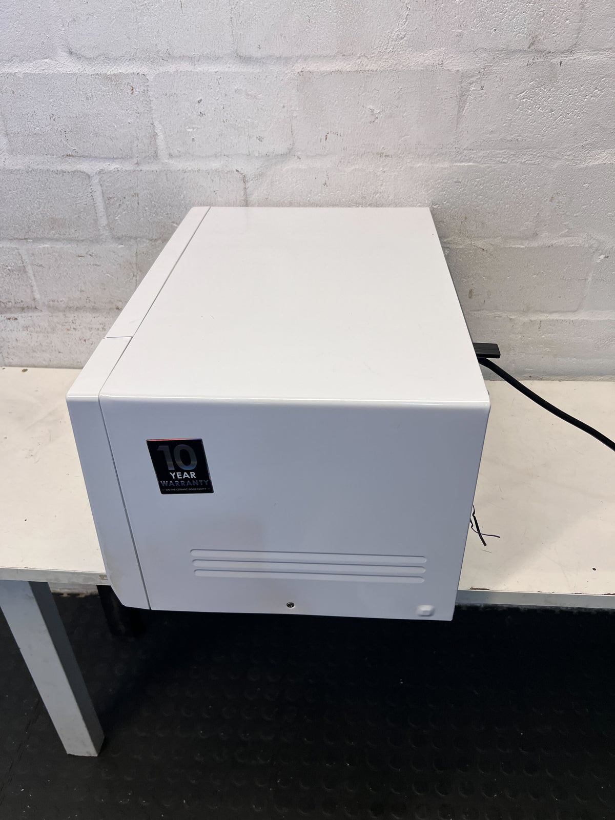 Samsung White Microwave Oven with Minor Scratches - REDUCED