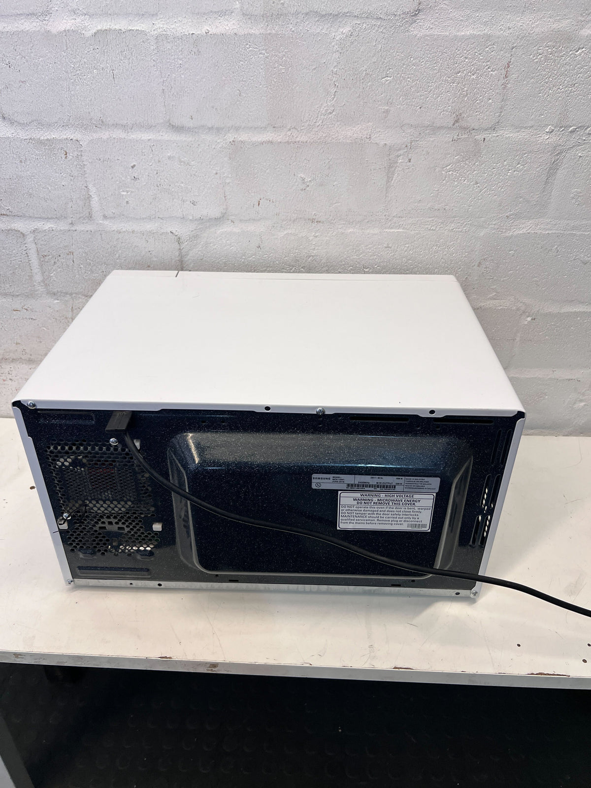 Samsung White Microwave Oven with Minor Scratches - REDUCED