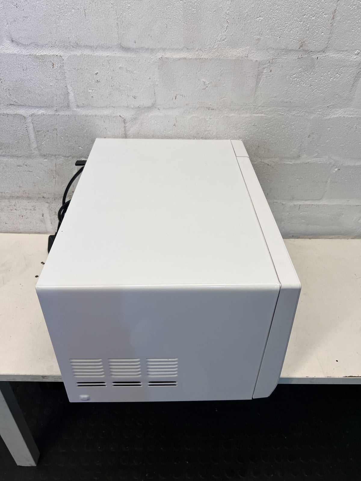 Samsung White Microwave Oven with Minor Scratches - REDUCED