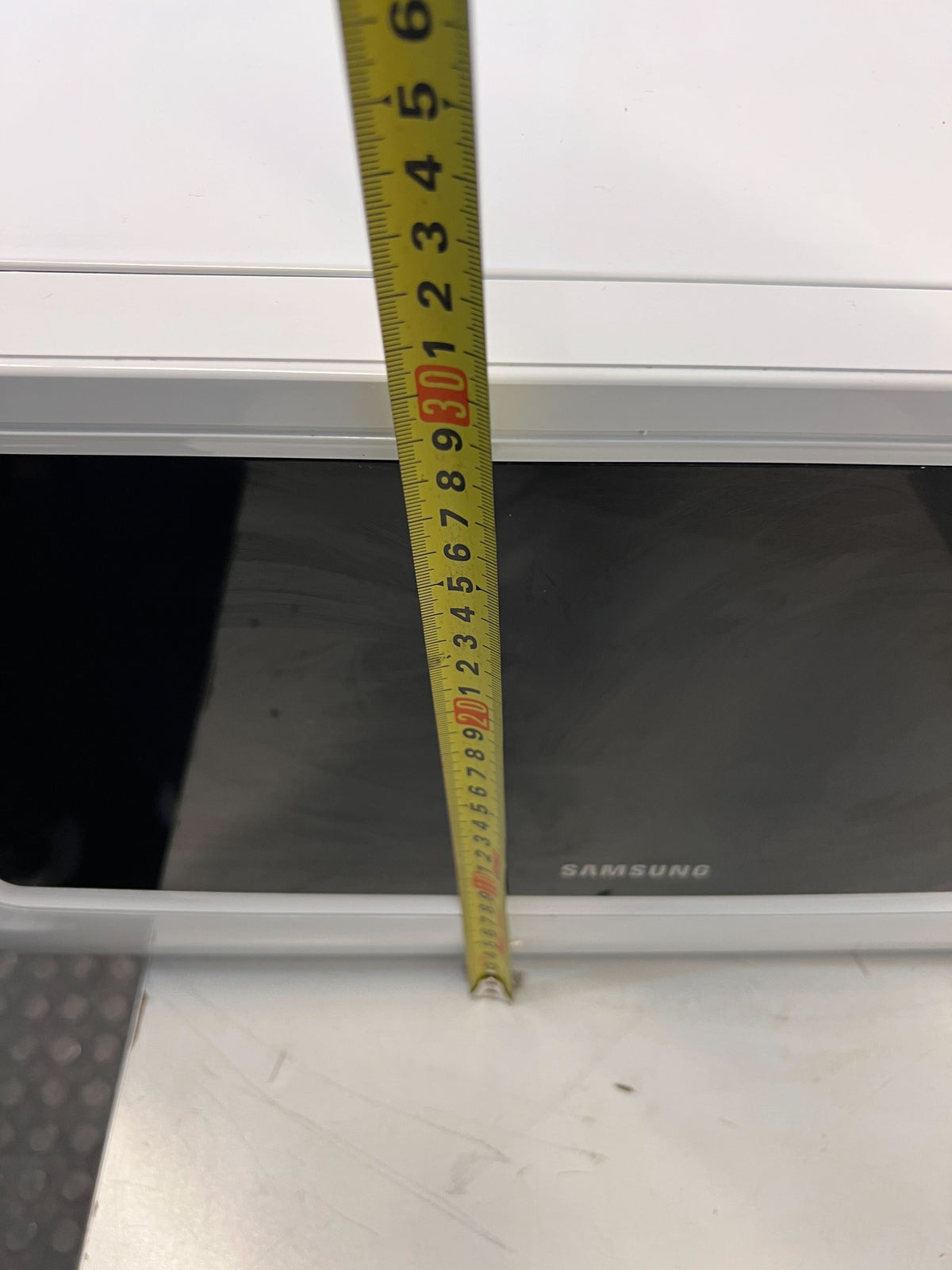 Samsung White Microwave Oven with Minor Scratches - REDUCED