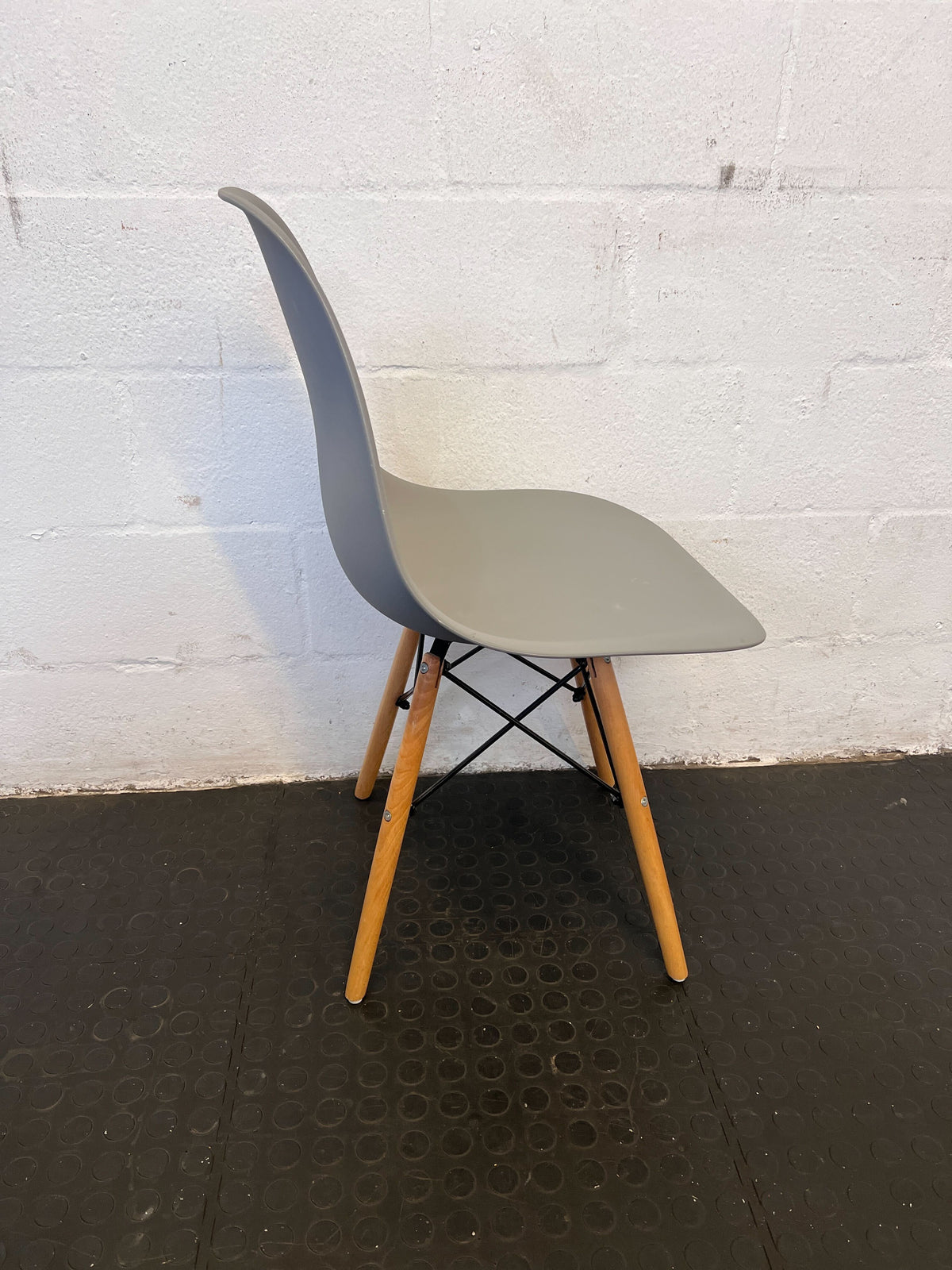 Modern Grey Plastic Chair with Wooden Legs - Minimalist Design - 2ndhandwarehouse.com