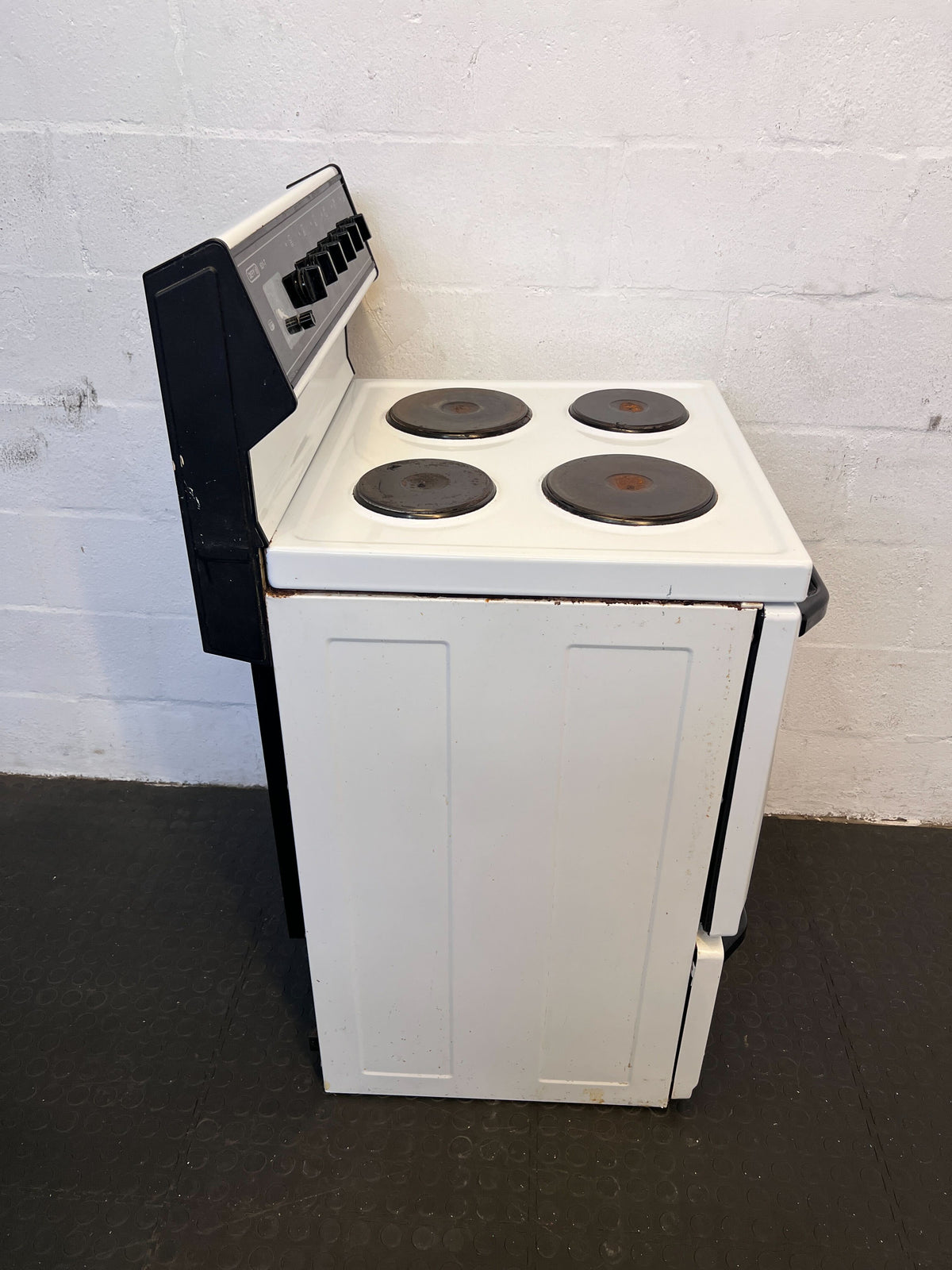 White Freestanding Electric Stove with Minor Wear Has no power cable