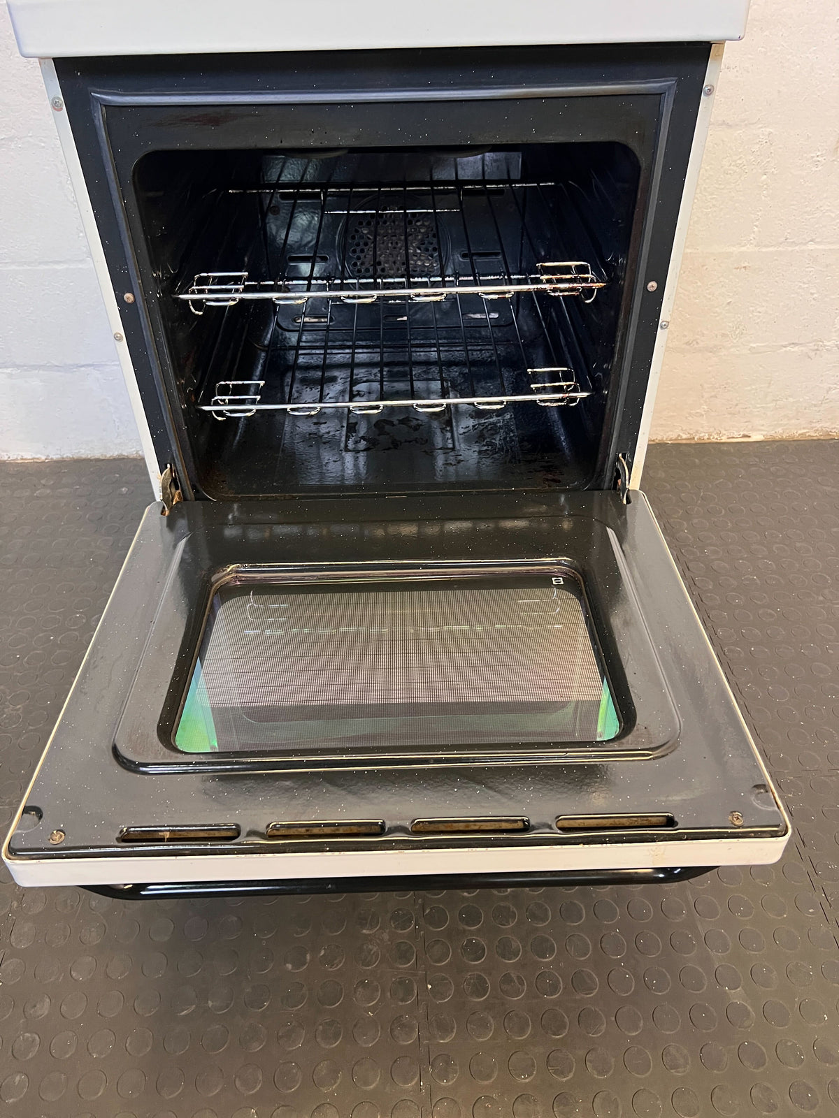 White Freestanding Electric Stove with Minor Wear Has no power cable