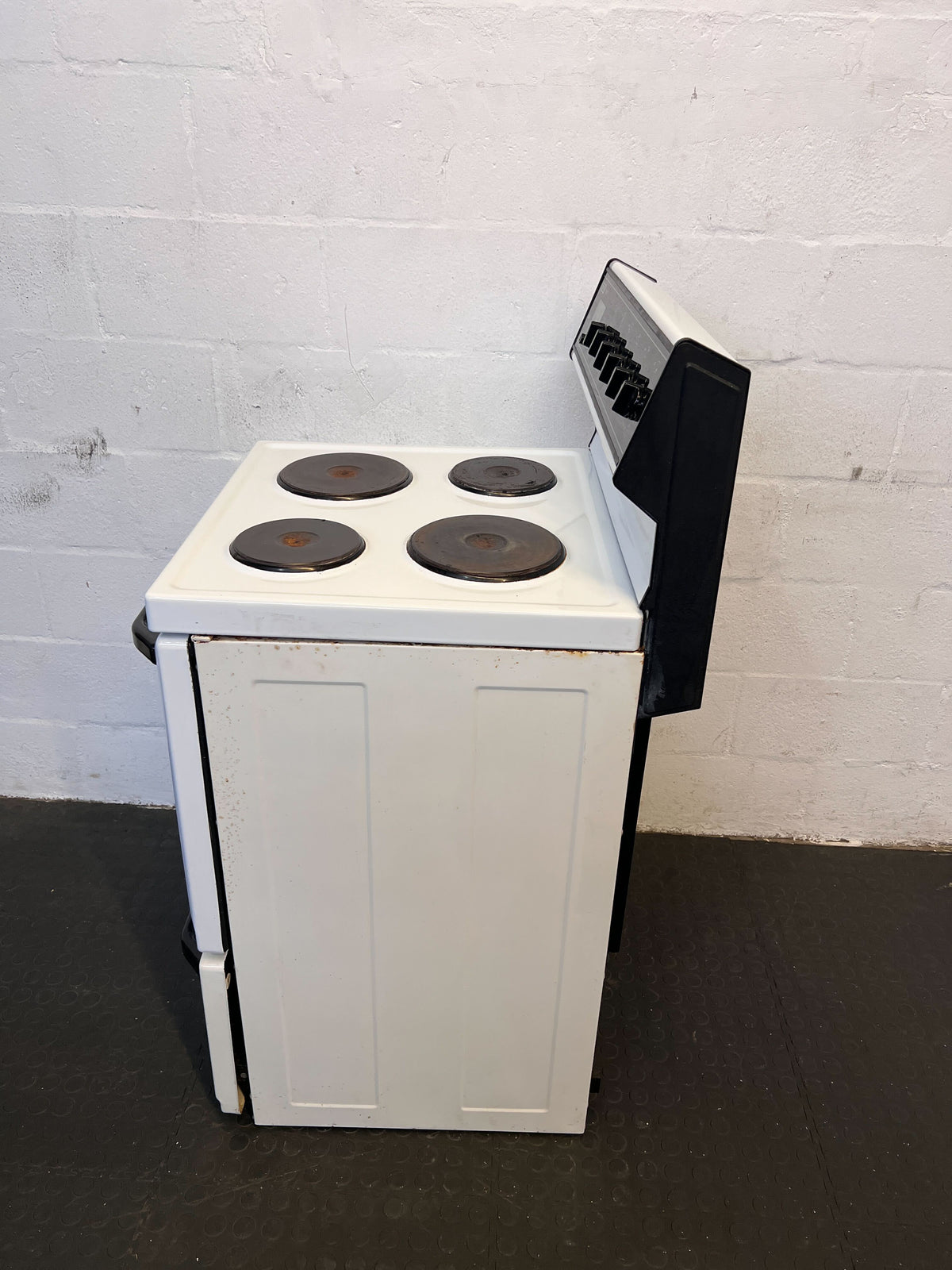White Freestanding Electric Stove with Minor Wear Has no power cable