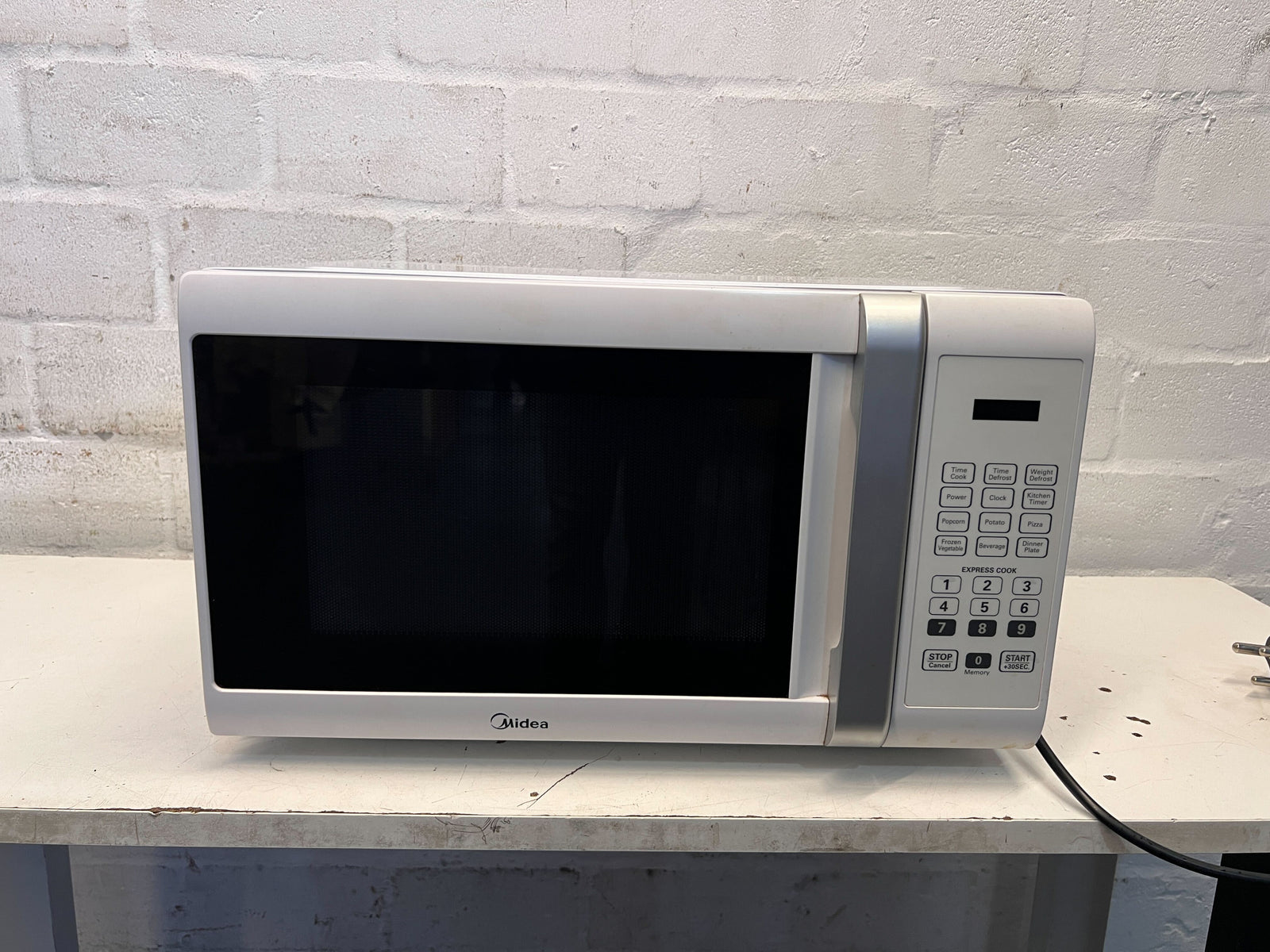 Midea White Countertop Microwave - Excellent Working Condition - REDUCED