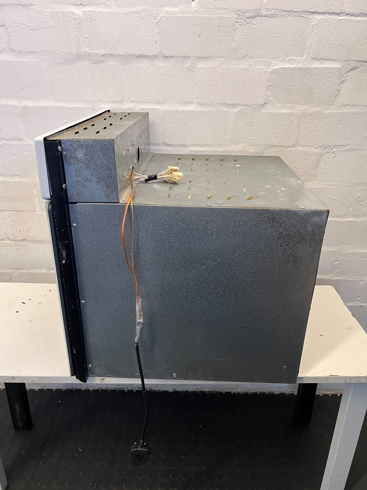 White Electric Oven Model 182UC - Great Condition with Minor Wear