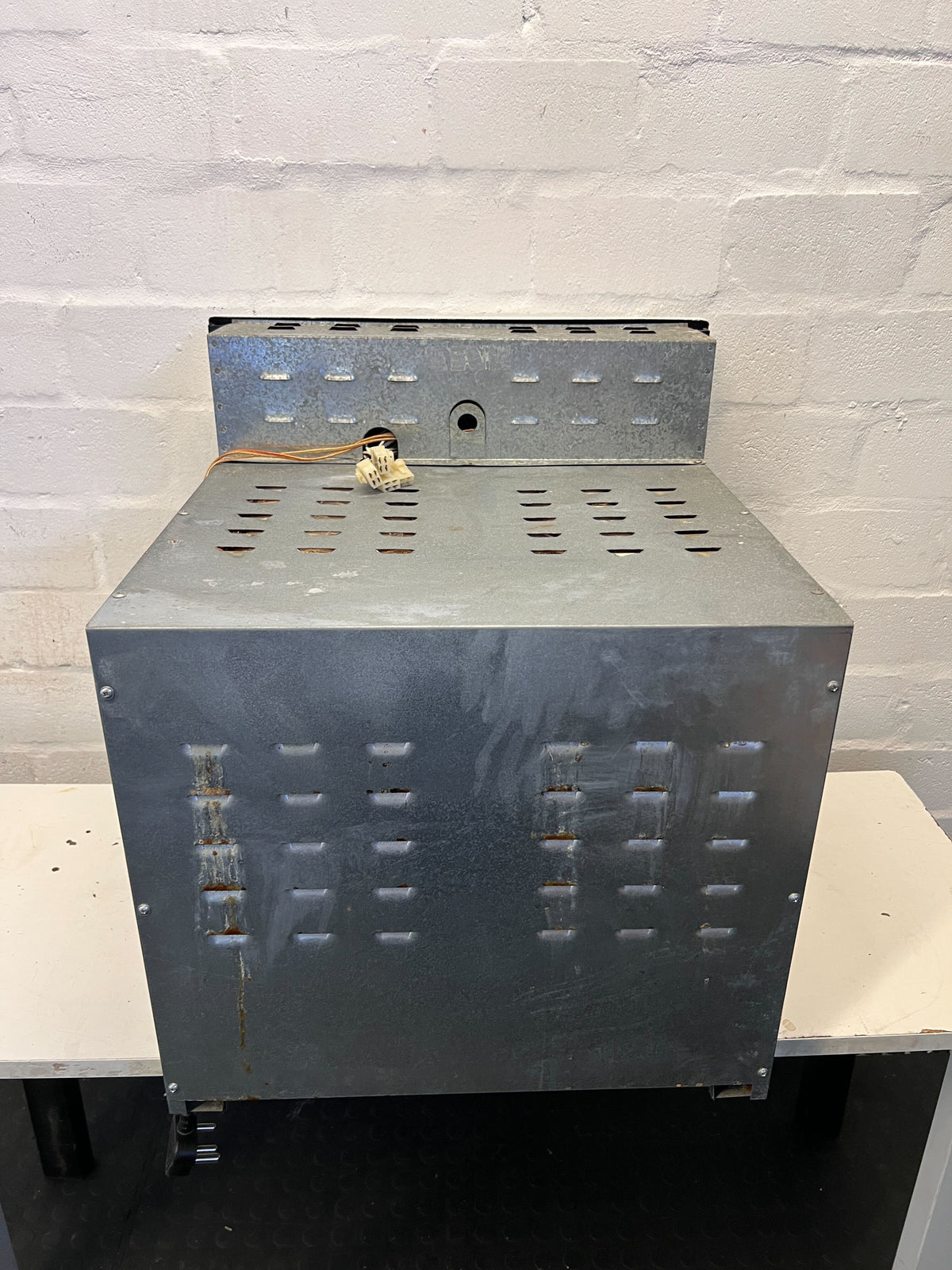 White Electric Oven Model 182UC - Great Condition with Minor Wear