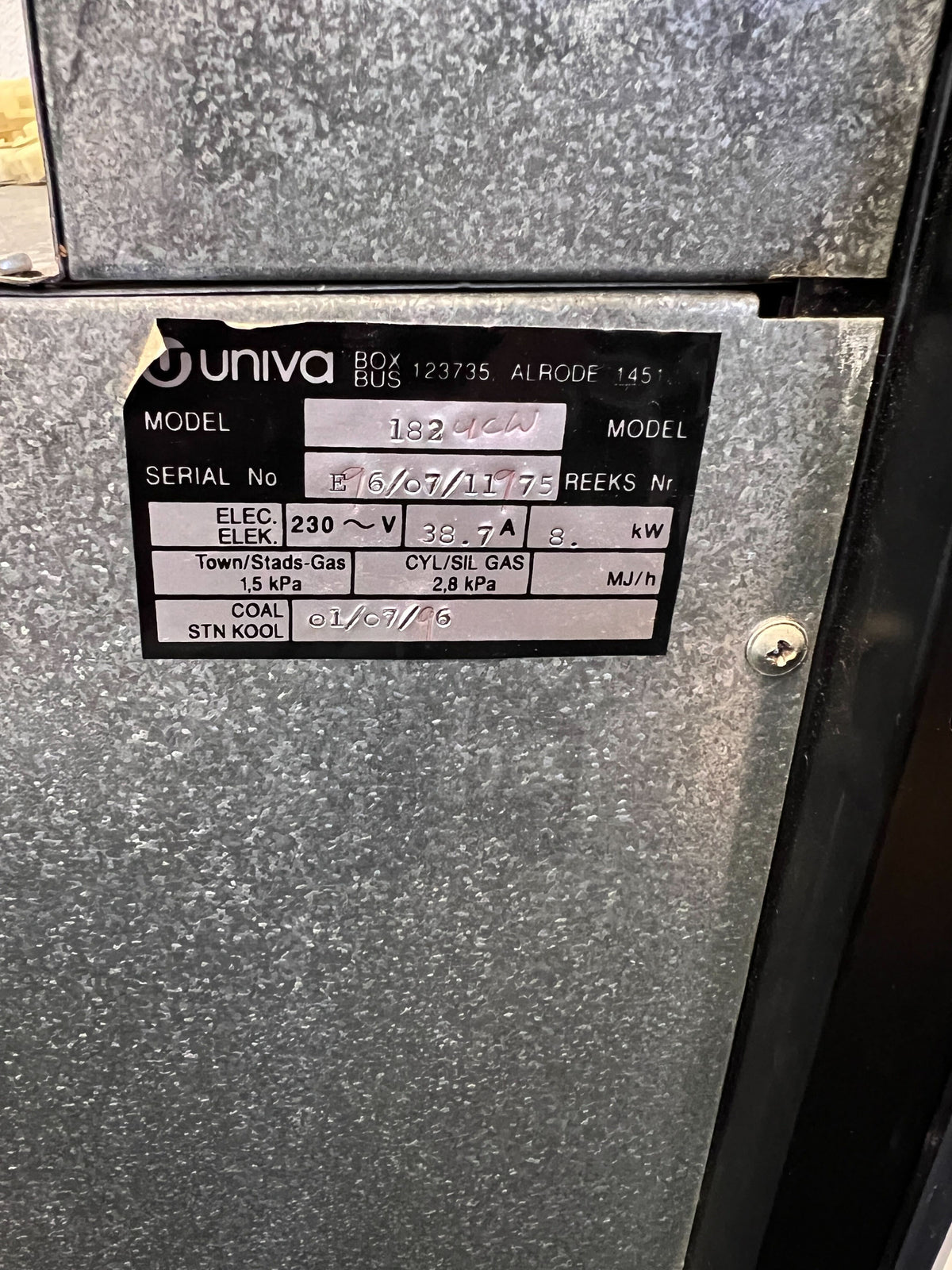 White Electric Oven Model 182UC - Great Condition with Minor Wear