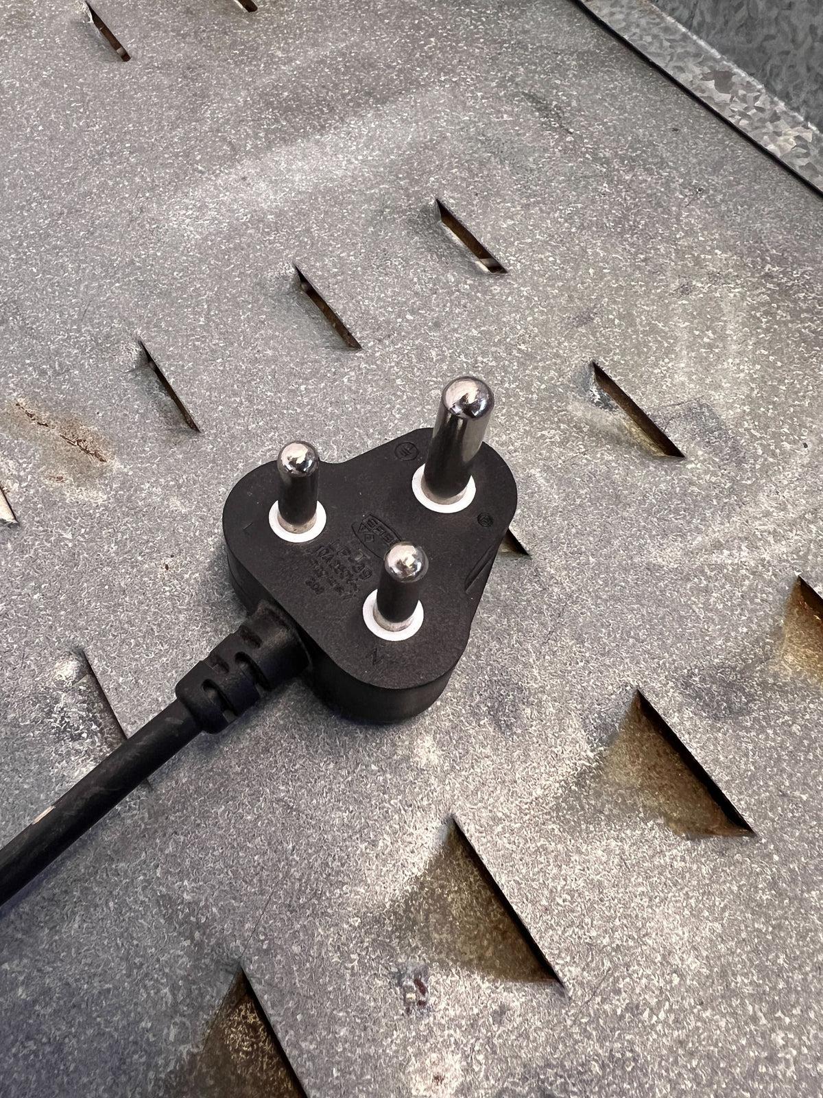 White Electric Oven Model 182UC - Great Condition with Minor Wear