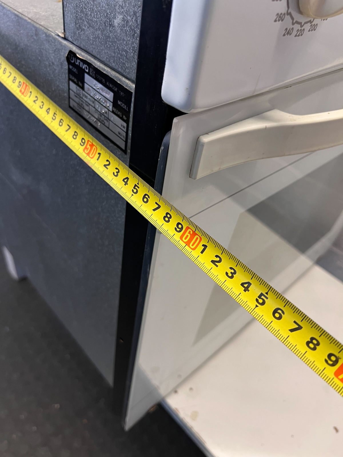 White Electric Oven Model 182UC - Great Condition with Minor Wear