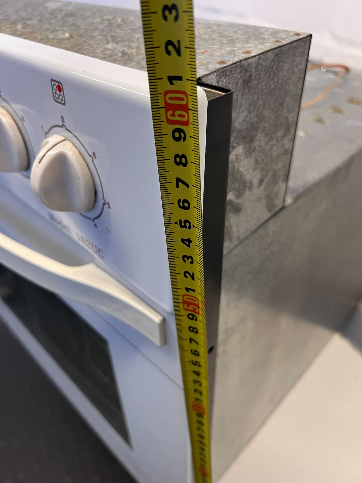 White Electric Oven Model 182UC - Great Condition with Minor Wear