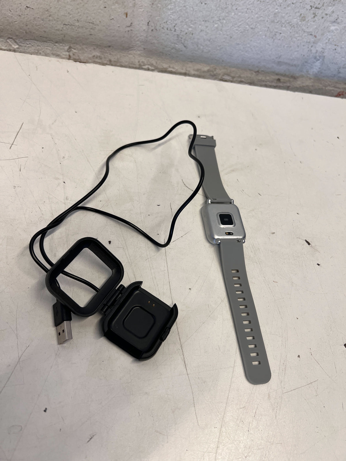 Sleek Grey Smartwatch - Fitness Tracker & Daily Companion - 2ndhandwarehouse.com
