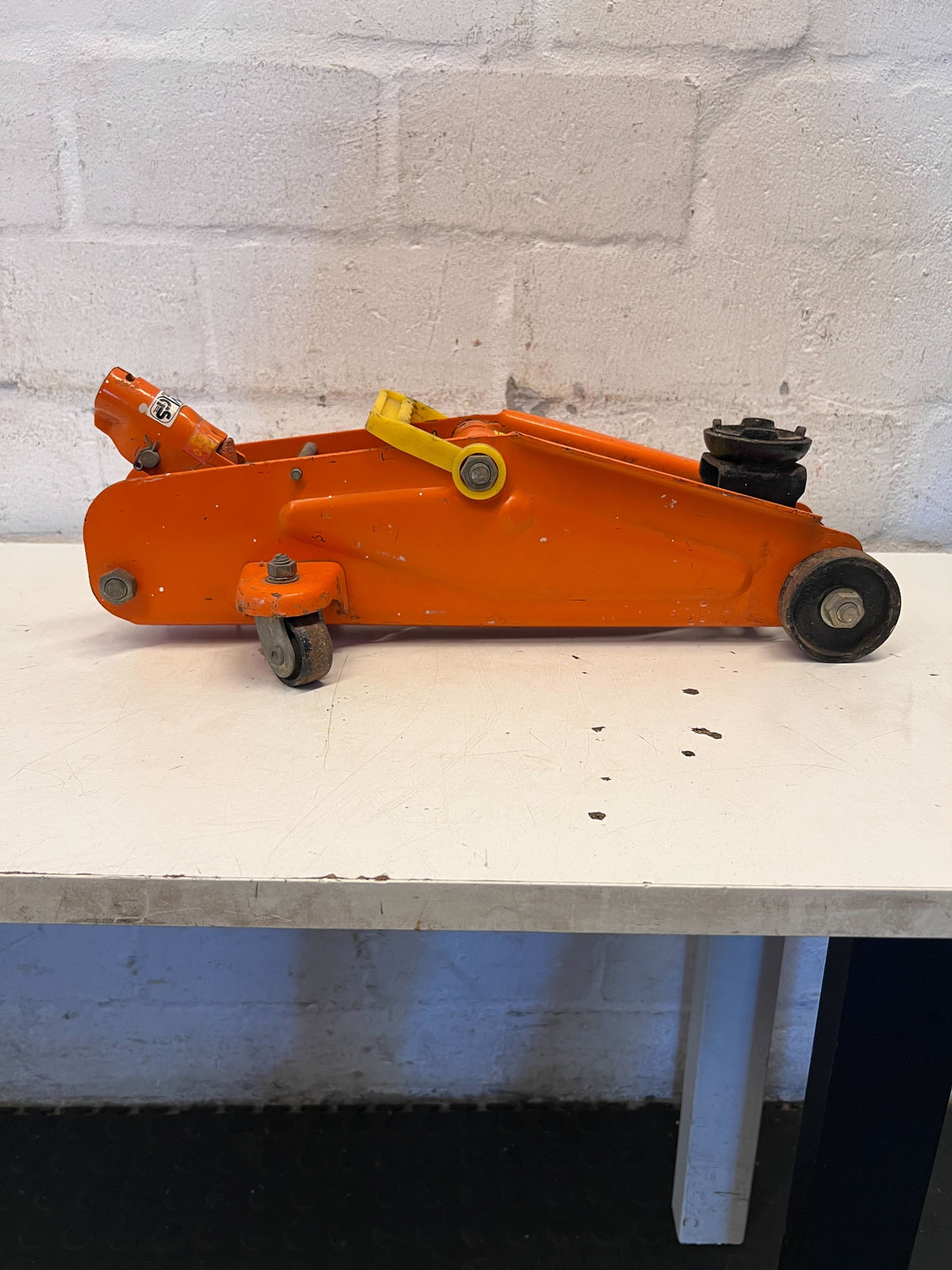 Reliable Orange Hydraulic Trolley Jack - 2ndhandwarehouse.com
