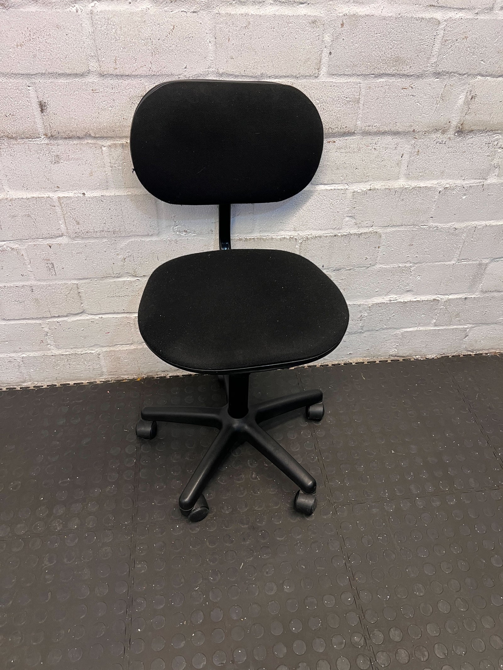 Stylish Black Office Chair with Adjustable Height and Smooth Wheels"