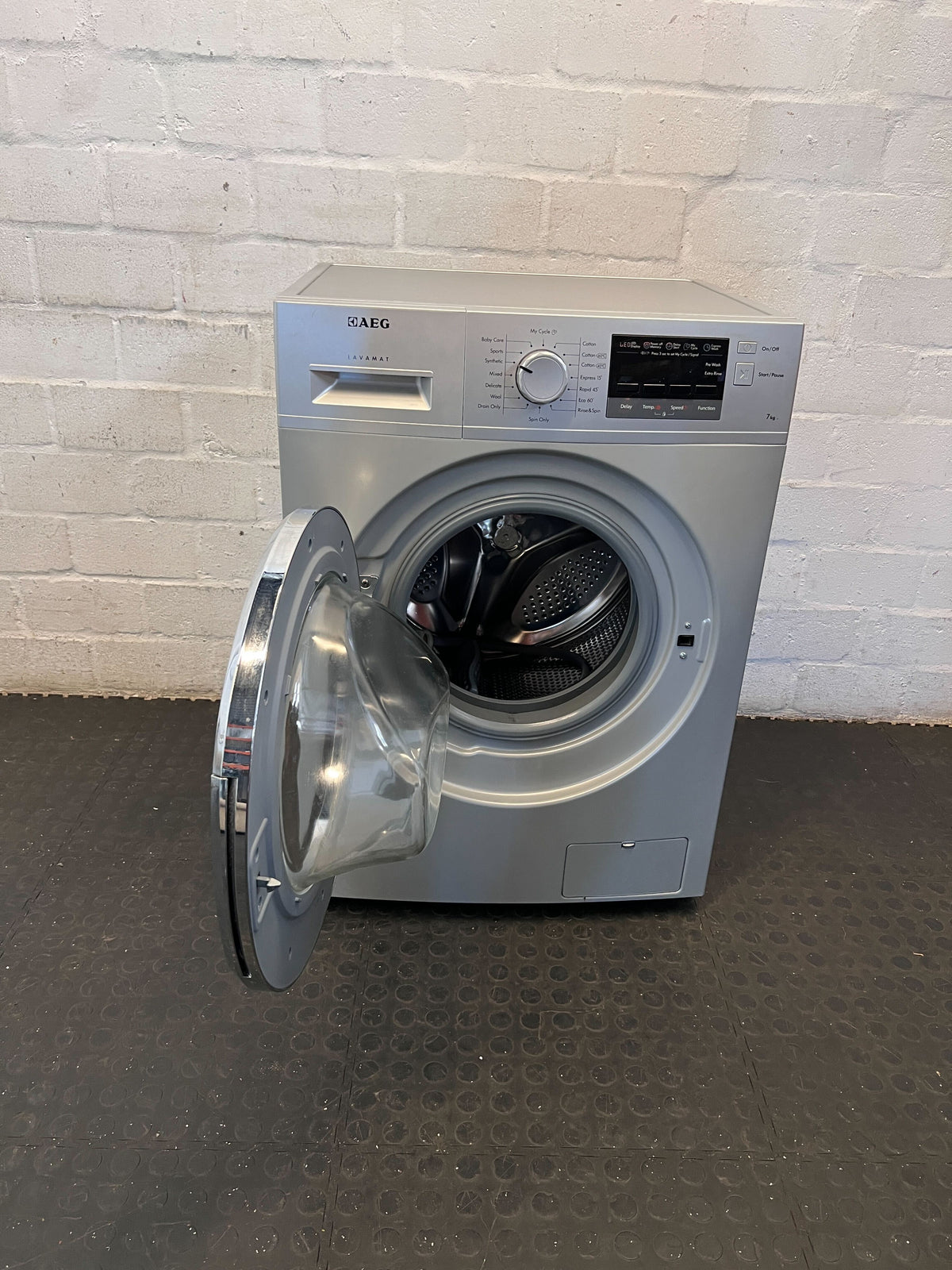 Efficient AEG 7kg Front Loader Washing Machine makes noise needs fixing - 2ndhandwarehouse.com
