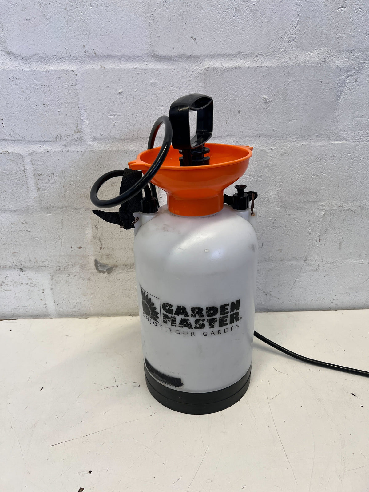 Garden Master Manual Pressure Sprayer - White & Orange - 2ndhandwarehouse.com