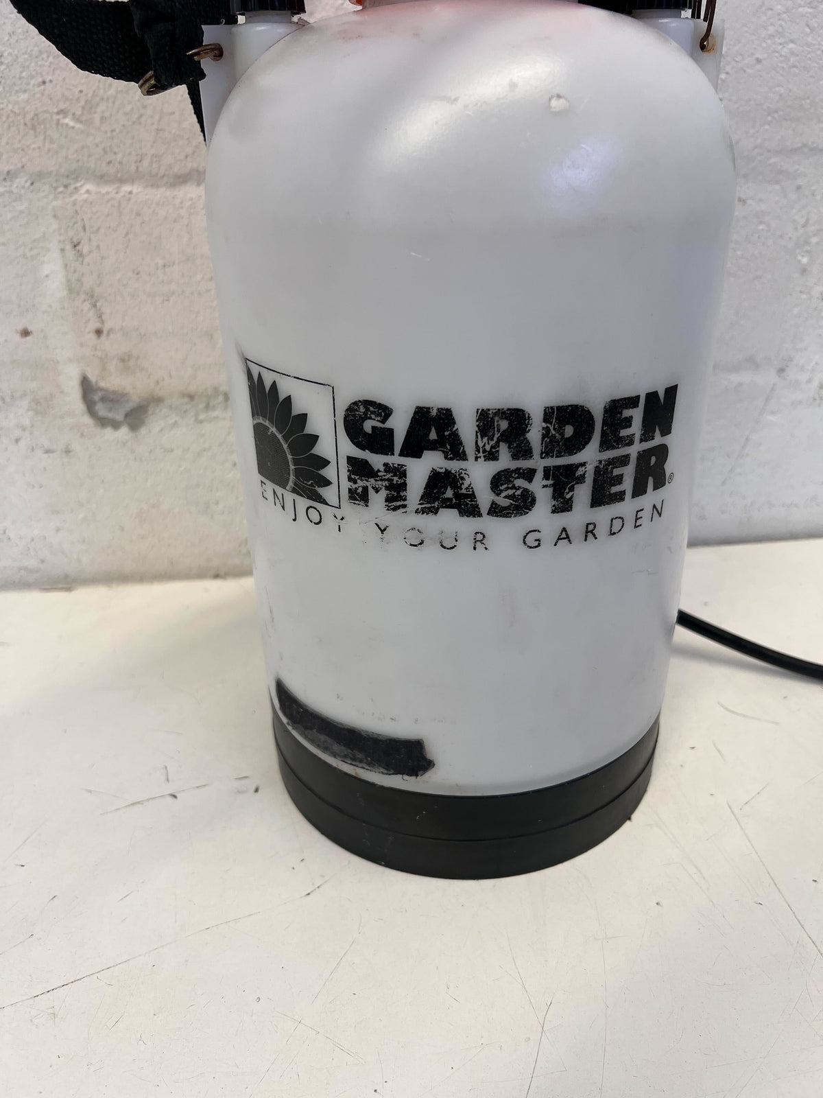 Garden Master Manual Pressure Sprayer - White & Orange - 2ndhandwarehouse.com