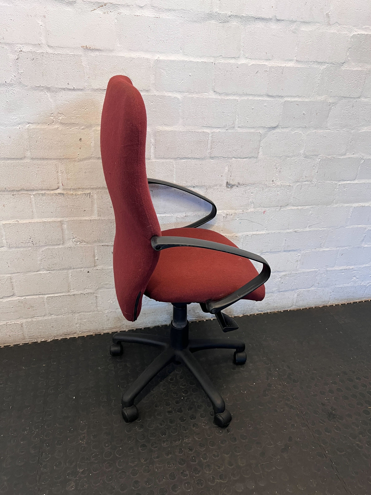 Comfortable Red Swivel Office Chair