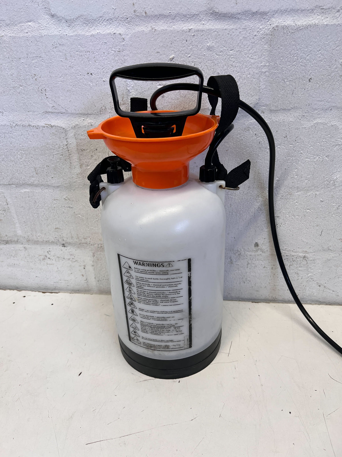 Garden Master Manual Pressure Sprayer - White & Orange - 2ndhandwarehouse.com