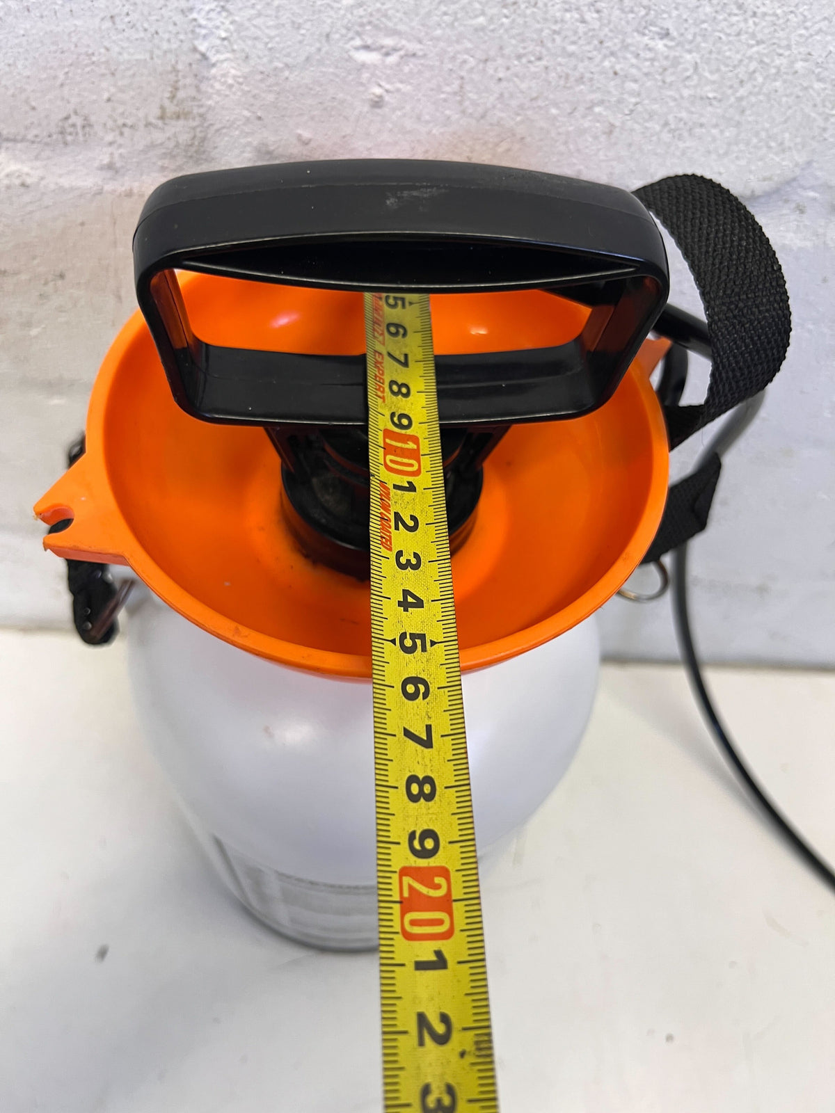 Garden Master Manual Pressure Sprayer - White & Orange - 2ndhandwarehouse.com