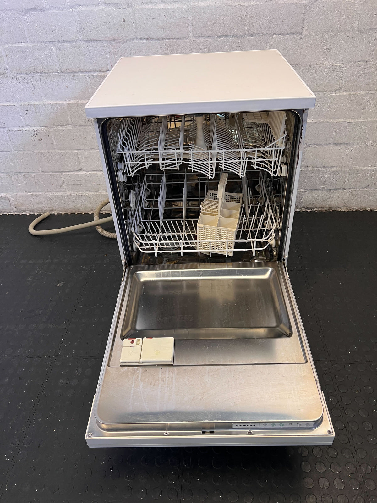 Siemens Lady 151 White Dishwasher - Slightly Worn Yet Reliable - REDUCED