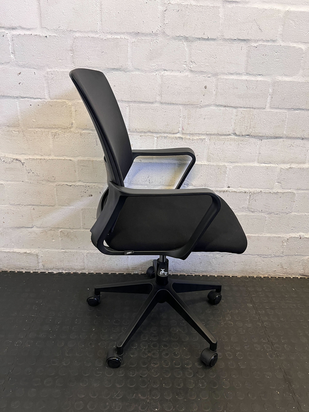 Comfortable Black Mesh Office Chair with Wheels