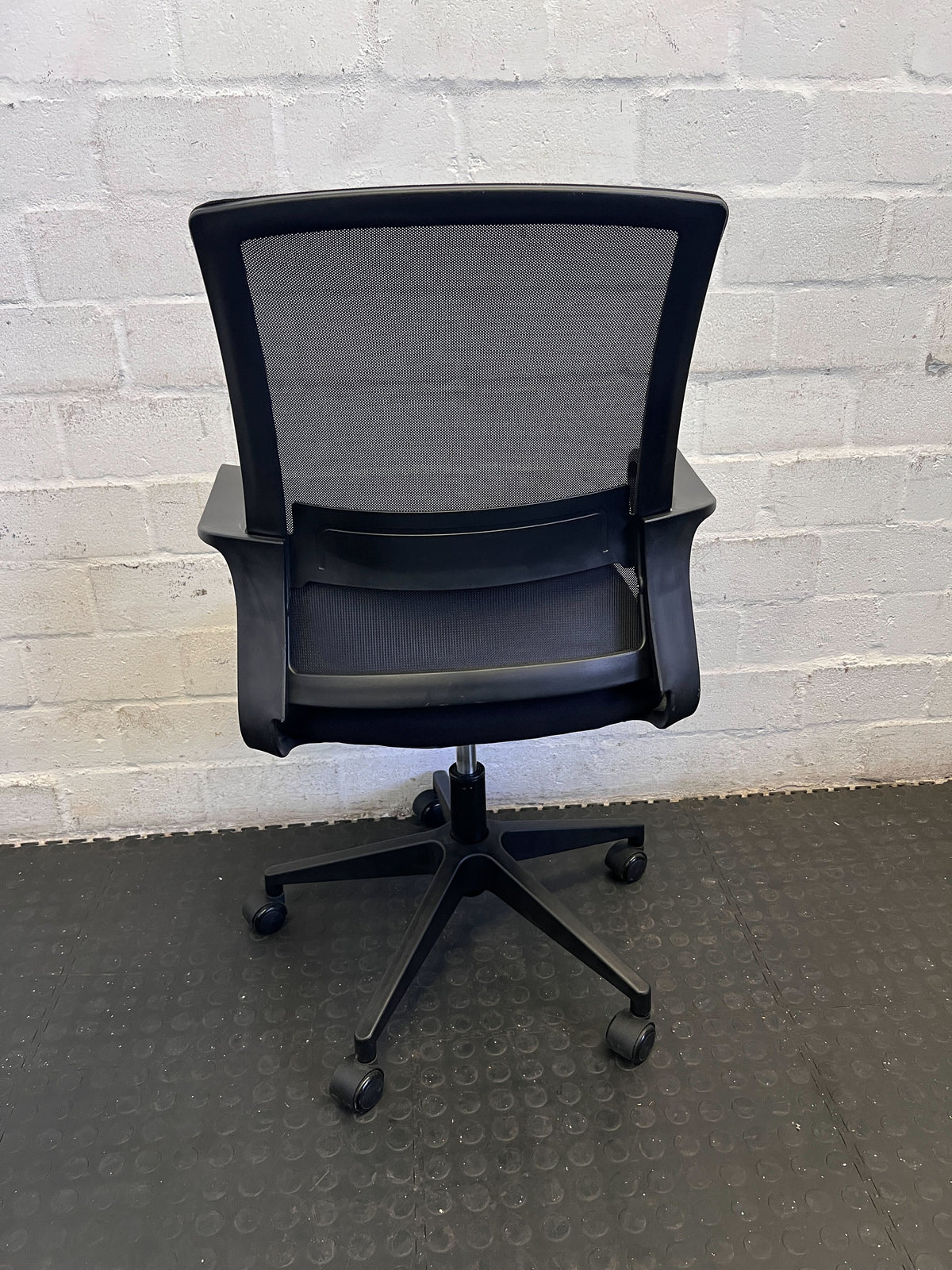Comfortable Black Mesh Office Chair with Wheels