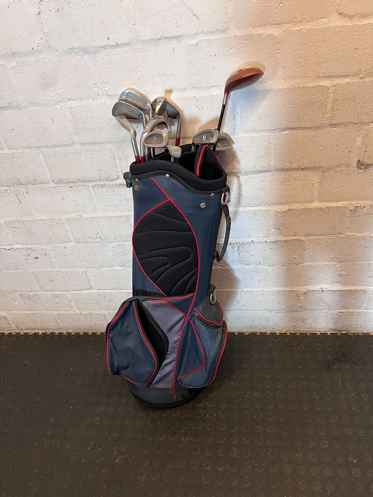 Pre-Loved Golf Club Set with Carry Bag - Navy & Red - 2ndhandwarehouse.com