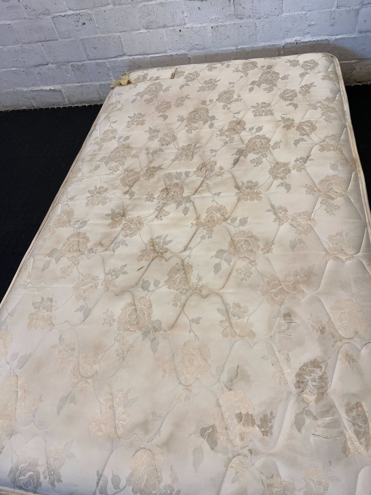 Comfortable Floral Pattern Mattress - Pre-loved - Need cleaning - 2ndhandwarehouse.com