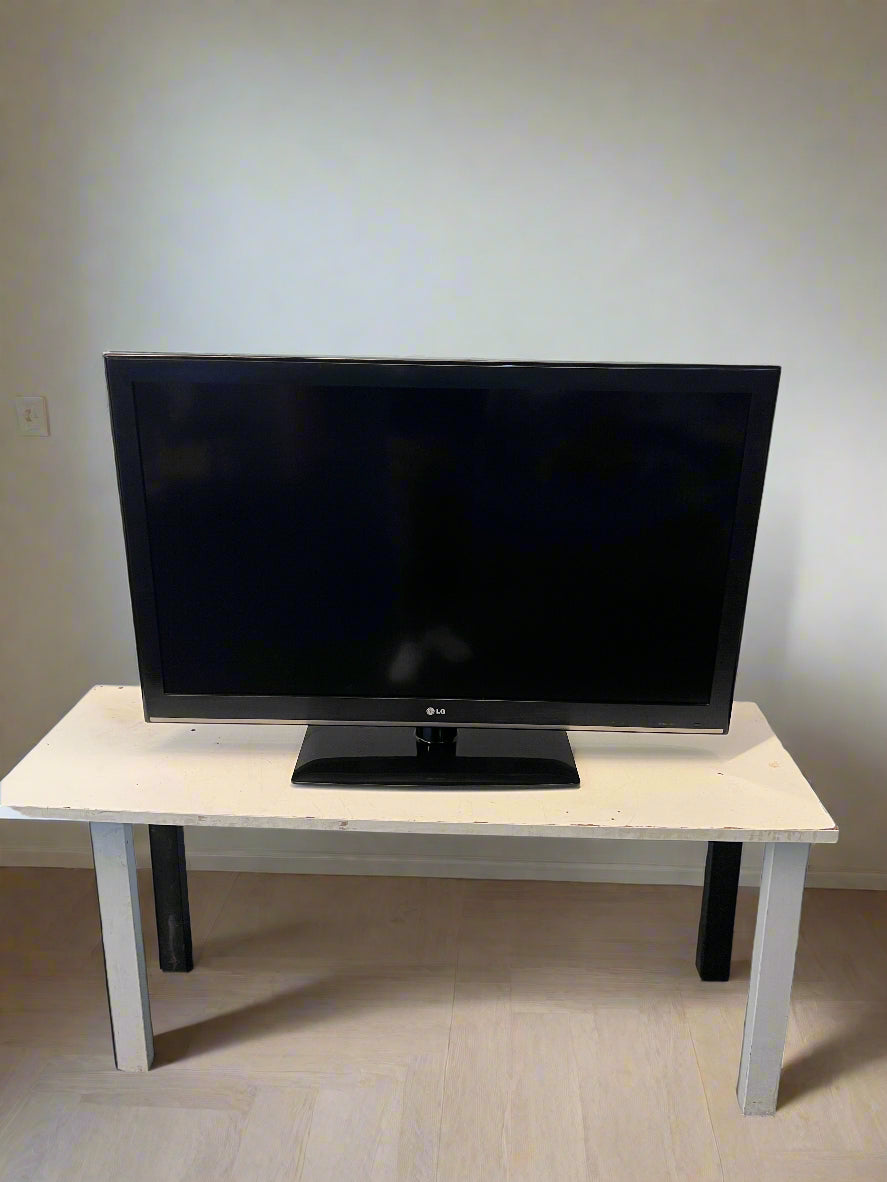LG 42-Inch LED TV in Black – Minor Scratches, Great Condition