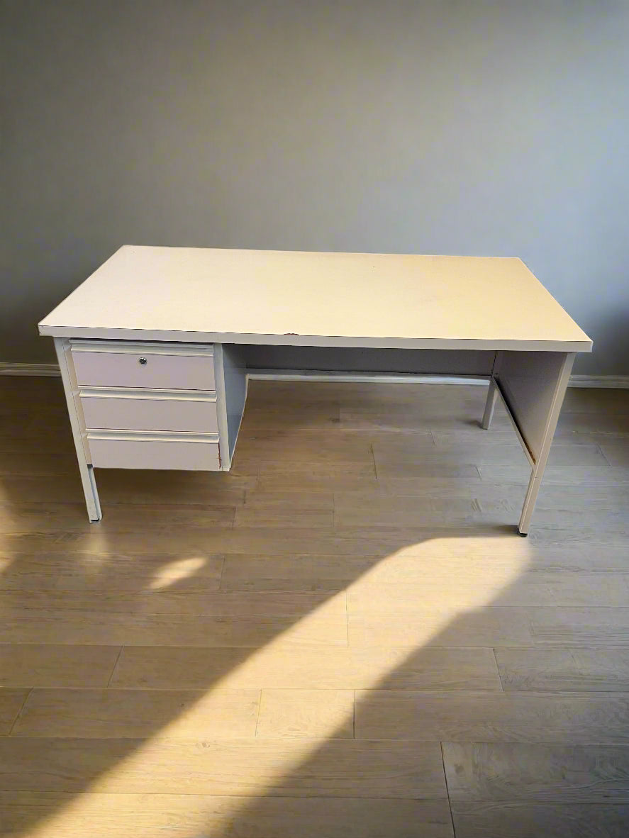 Quality White Office Desk with Drawer – Minimalist Style