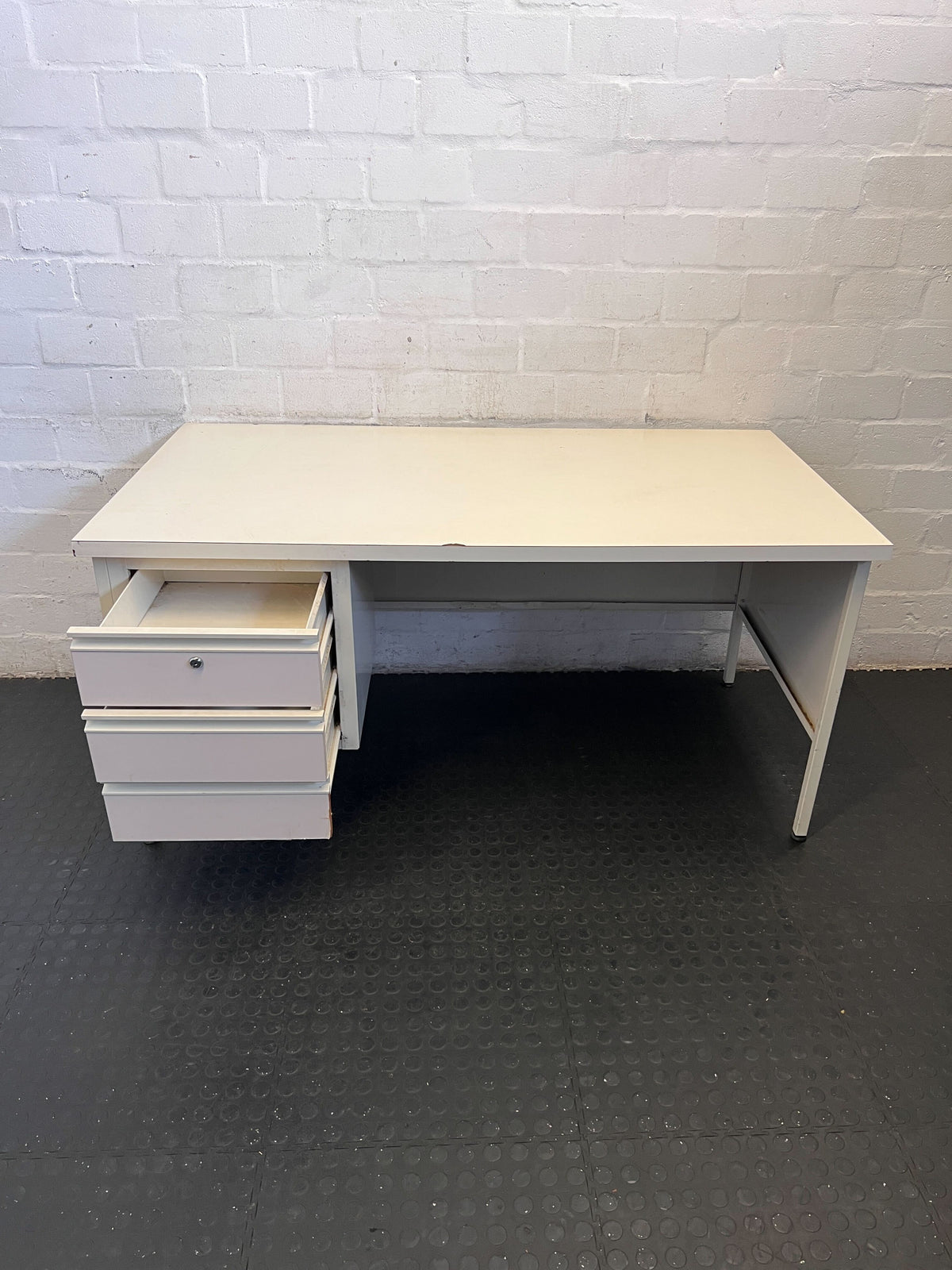 Quality White Office Desk with Drawer – Minimalist Style