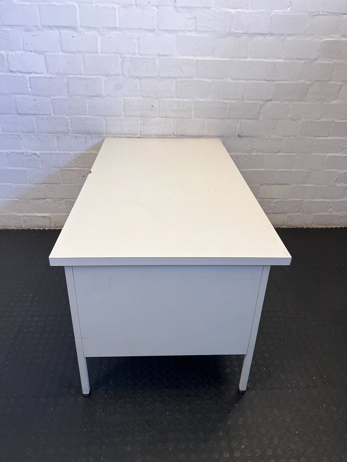 Quality White Office Desk with Drawer – Minimalist Style