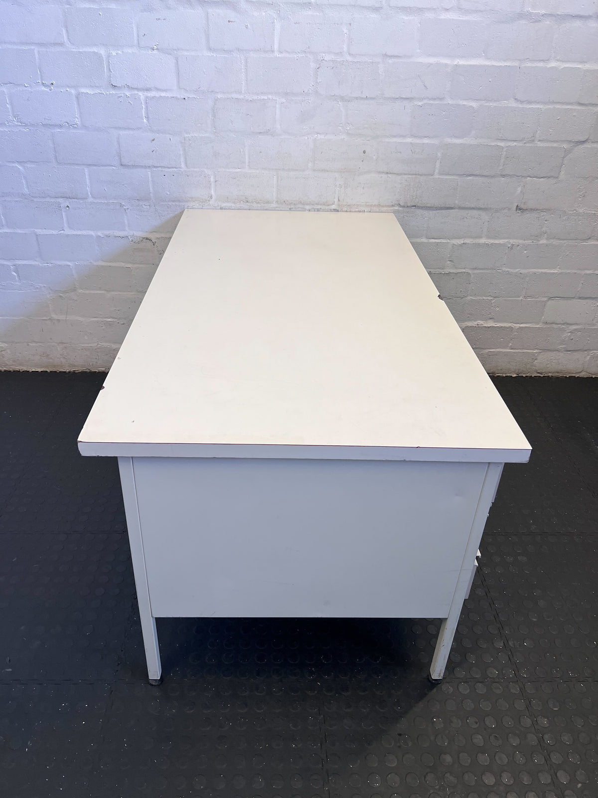 Quality White Office Desk with Drawer – Minimalist Style