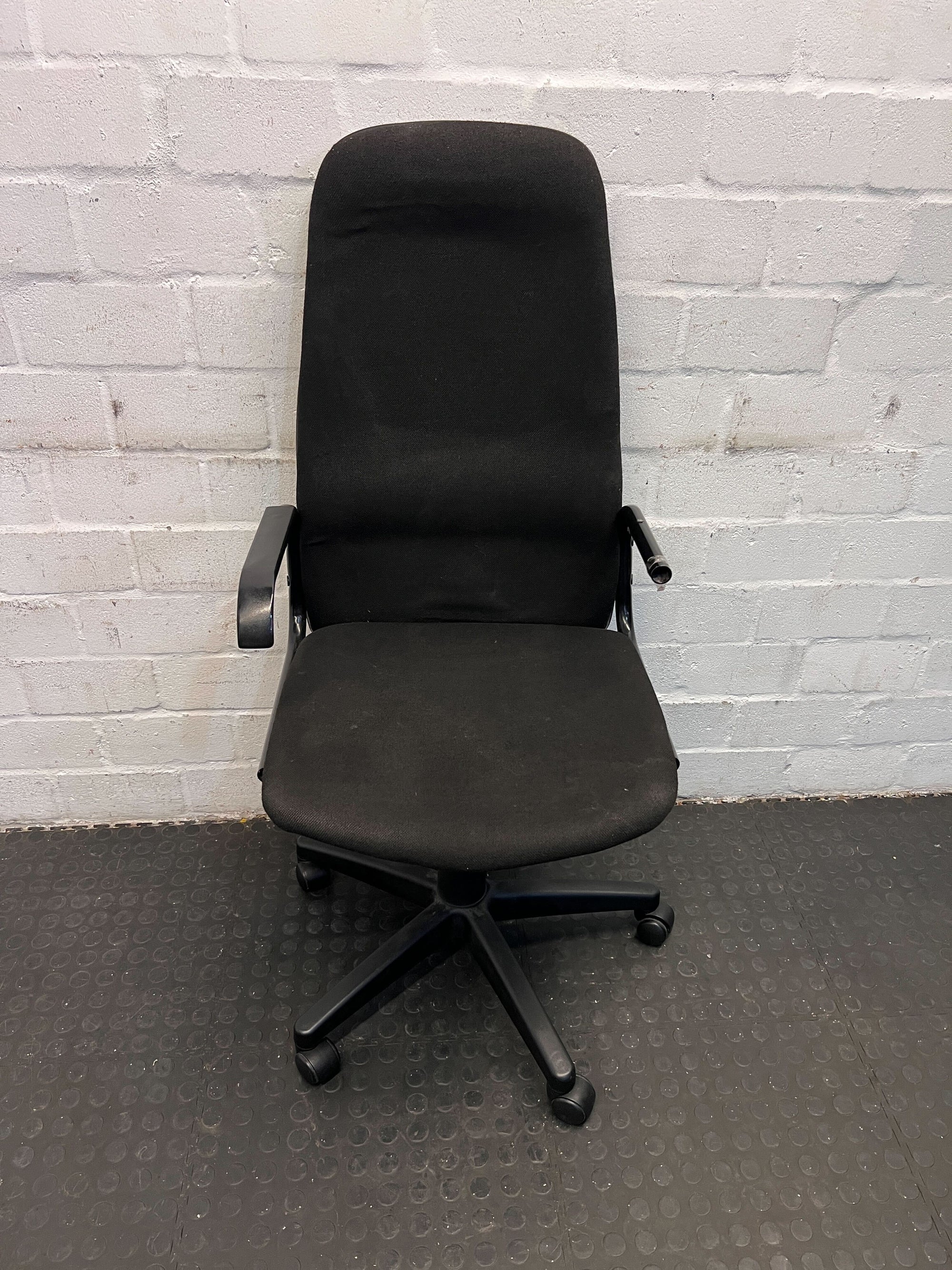 Adjustable Black Office Chair - Ergonomic Design, Fabric Upholstery