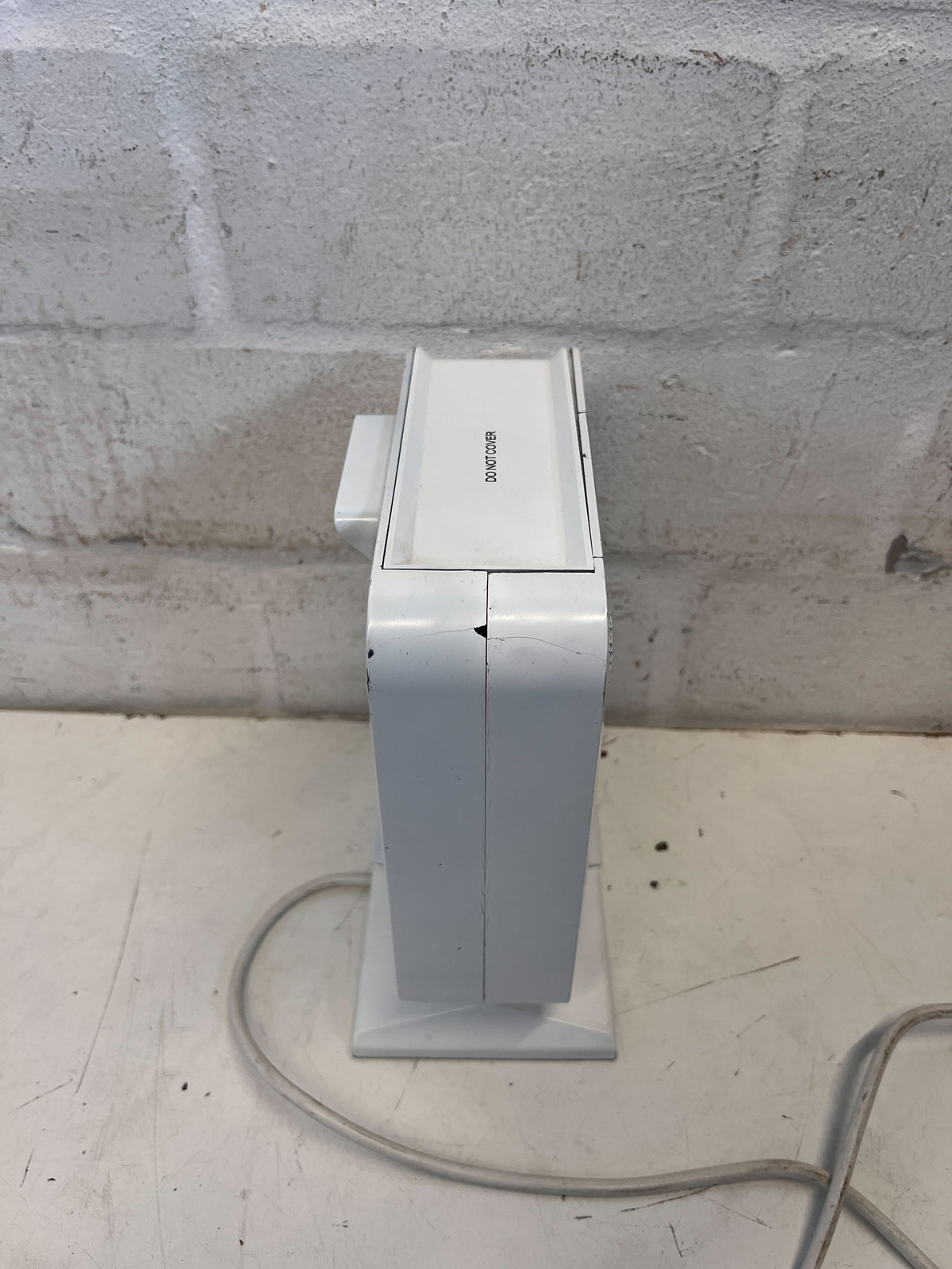 Compact Ottimo White Electric Heater with Minor Cracks