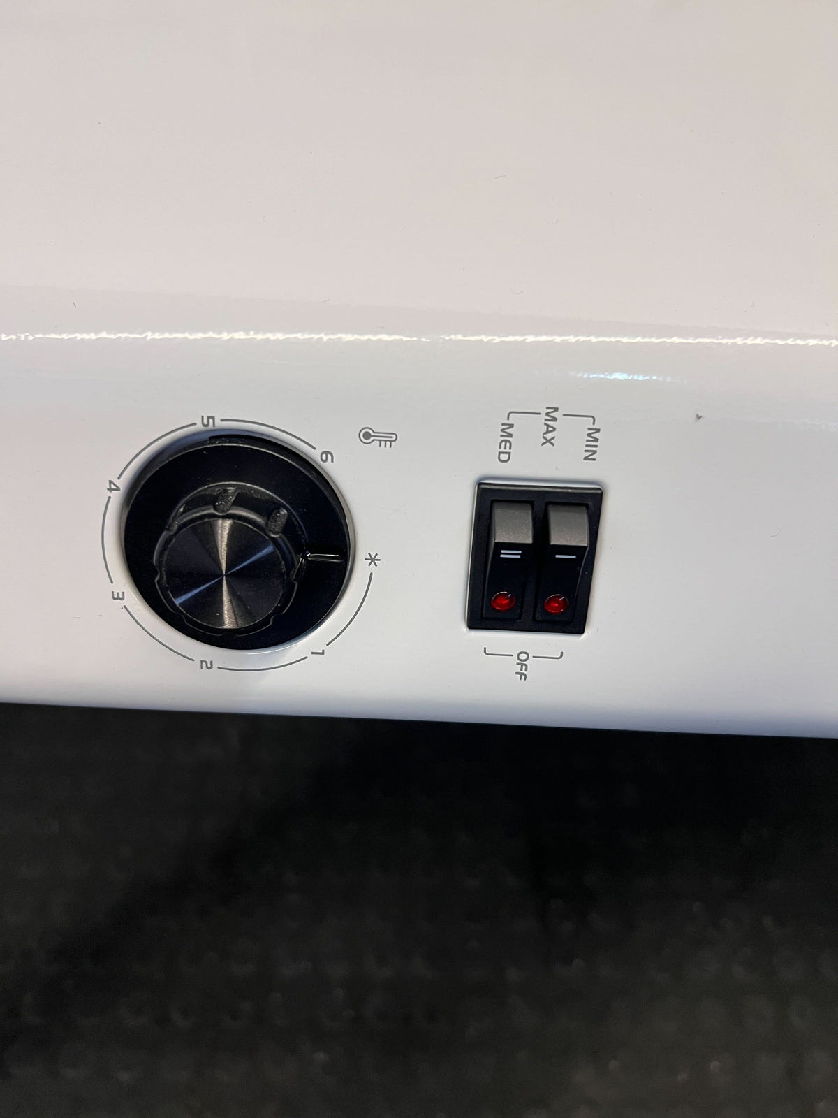 Delonghi White Compact Heater – Slight Wear, Efficient Heating - PRICE DROP