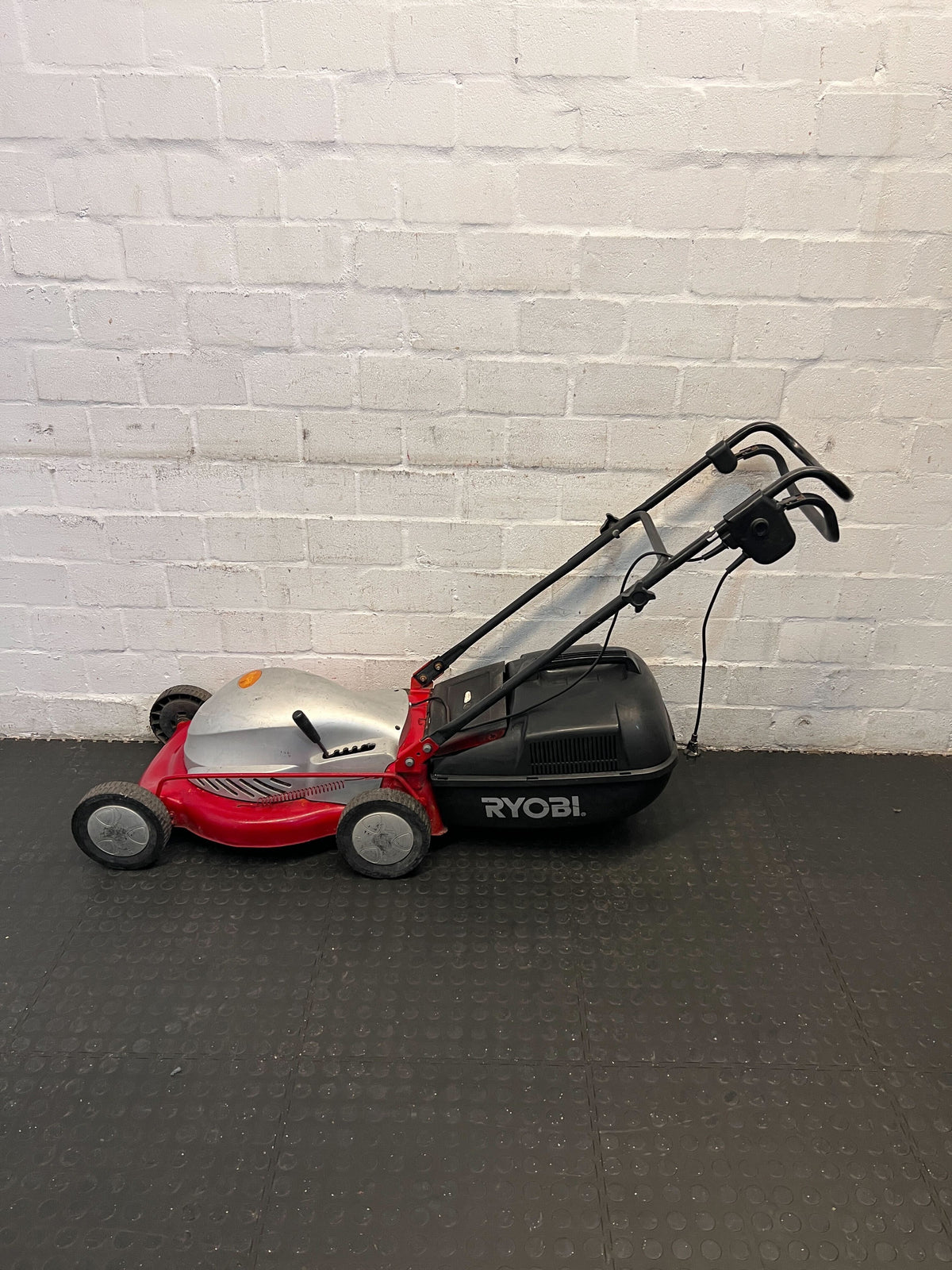 Compact Ryobi Electric Lawnmower - Red, Minor Wear - 2ndhandwarehouse.com