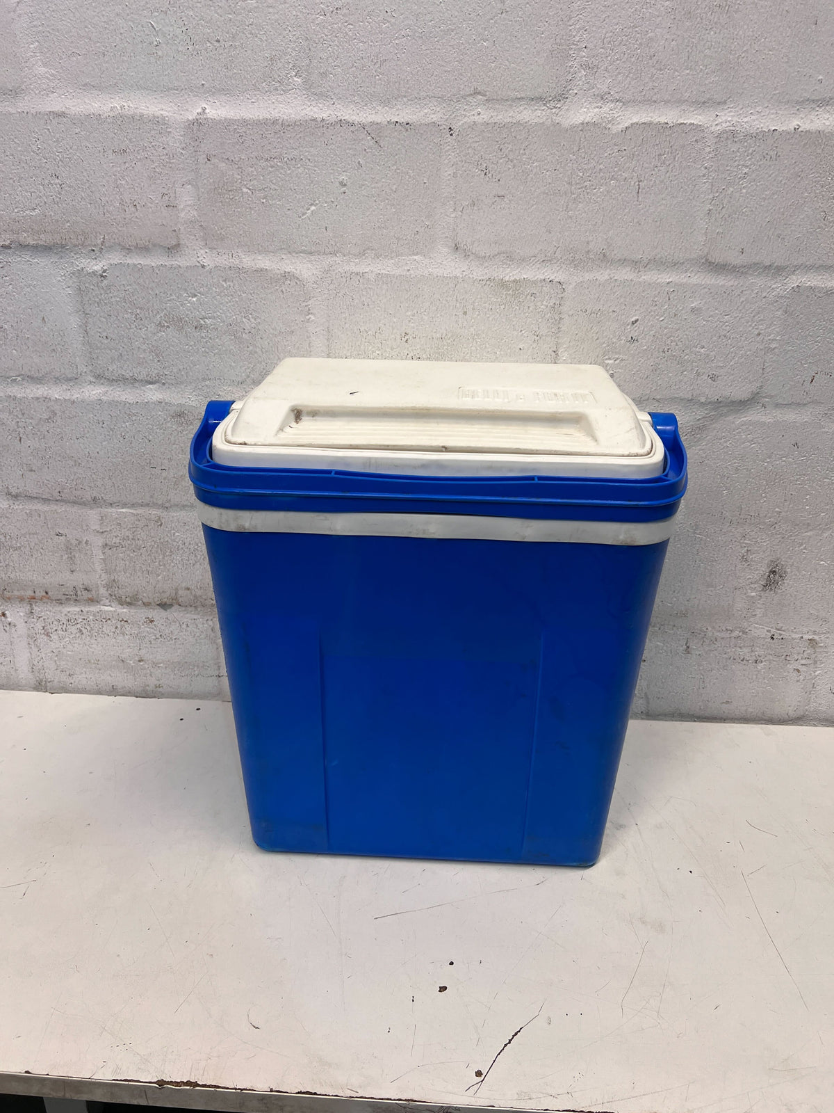 Cooling Box – 30L Blue Plastic Cooler with Minor Scratches - 2ndhandwarehouse.com