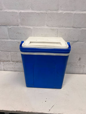 Cooling Box – 30L Blue Plastic Cooler with Minor Scratches - 2ndhandwarehouse.com